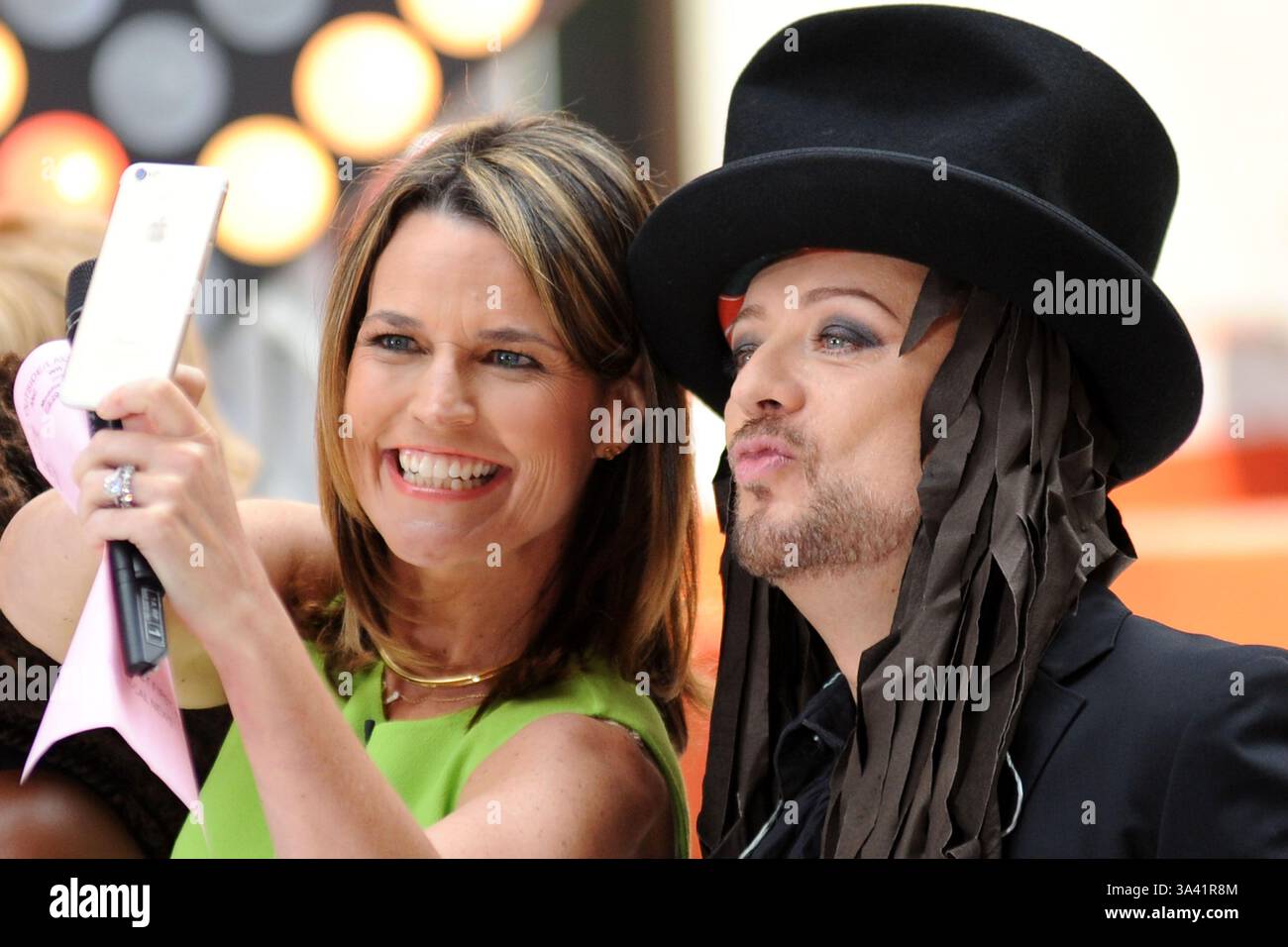 Savannah Guthrie und Boy George in der „TODAY“-Show von NBC im Rockefeller Plaza in New York City - 02. Juli 2015 Stockfoto