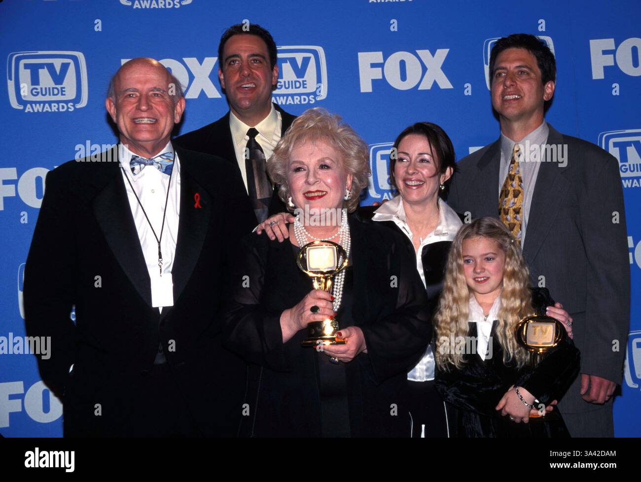 13. Dezember 2006 - PETERBOYLERETRO. K21175FB.2001 TV GUIDE AWARDS SHRINE AUDITORIUM LOS ANGELES 02-24-2001.EVERYBODY LIEBT RAYMOND GEGOSSEN. PETER BOYLE, BRAD GARRETT, DORIS ROBERTS, PATRICIA HEATON, RAY ROMANO, MADYLIN VERSÜßEN. FITZROY BARRETT - PHOTOS(Credit Image: © Globe Photos/ZUMAPRESS.com) Stockfoto