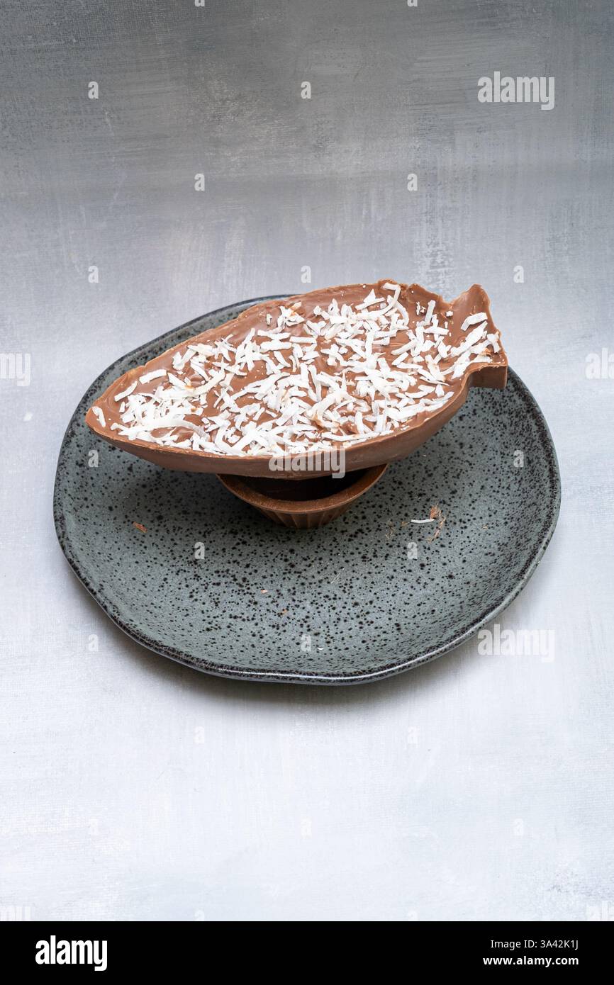 Milchschokolade Osterei mit geriebener Kokos vertikal. Stockfoto
