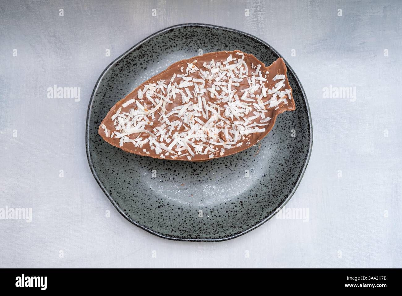 Milchschokolade Osterei mit geriebener Kokosnuss, Blick von oben. Stockfoto