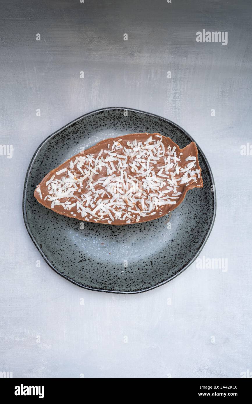 Milchschokolade Osterei mit geriebener Kokos Top View vertikal. Stockfoto