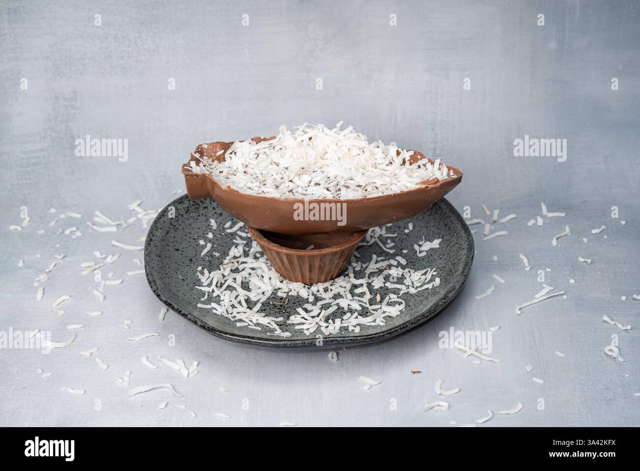 Milchschokolade Osterei mit geriebener Kokosnuss, Blick vorne. Stockfoto