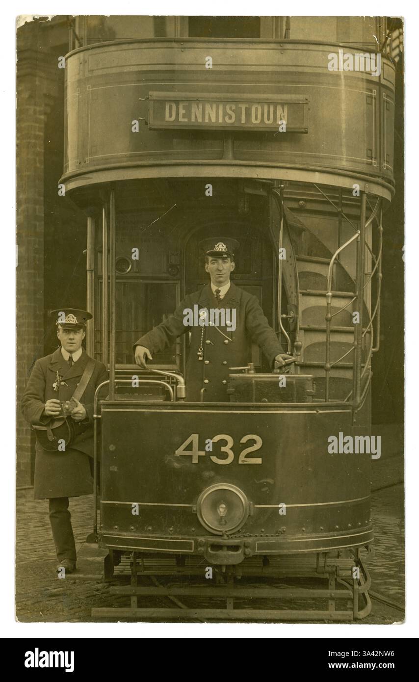 Original-Postkarte aus der Zeit vor dem 1. Weltkrieg der Glasgow Corporation in Dennistoun mit einem uniformierten Straßenbahnfahrer, der ein langes Dienstzeichen auf der rechten Seite und einen Schaffner trägt. Straßenbahnfahrer. Straßenbahn Nr. 432. Dennistoun, Glasgow, Schottland, Vereinigtes Königreich um 1910 - 1914 . Ab etwa 1917 begannen Frauen, die Rolle der Dirigenten zu übernehmen, um Männer bis zum Kampf im 1. Weltkrieg zu befreien. Stockfoto