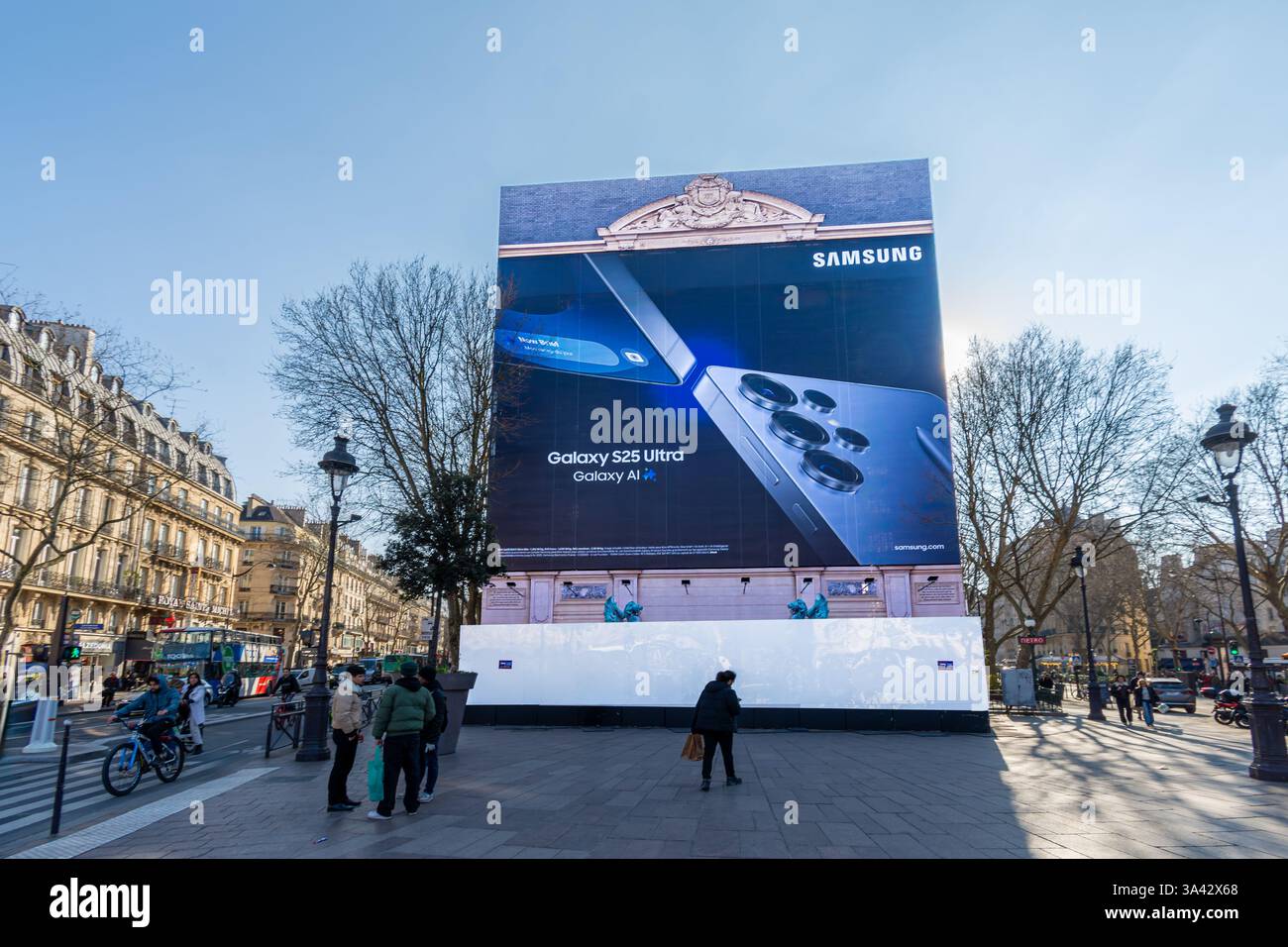 Werbetafel für das Samsung Galaxy S25 Ultra Smartphone über das Gerüst der Restaurierungsarbeiten von Fontaine Saint-Michel, Paris Stockfoto