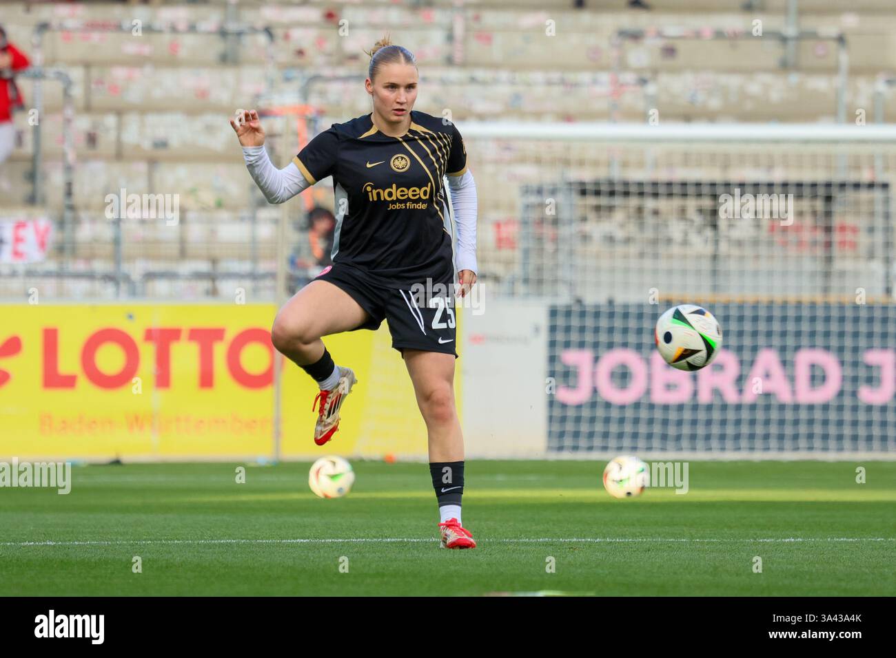 Freiburg, Deutschland 17. März 2025: 1. BL - Frauen - 2024/2025 - SC Freiburg vs. Eintracht Frankfurt im Bild: Jella Veit (Eintracht Frankfurt) /// DFB-Vorschriften verbieten jede Verwendung von Fotografien als Bildsequenzen und/oder Quasi-Video /// Stockfoto