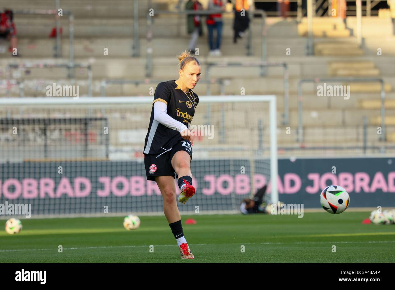 Freiburg, Deutschland 17. März 2025: 1. BL - Frauen - 2024/2025 - SC Freiburg vs. Eintracht Frankfurt im Bild: Jella Veit (Eintracht Frankfurt) /// DFB-Vorschriften verbieten jede Verwendung von Fotografien als Bildsequenzen und/oder Quasi-Video /// Stockfoto