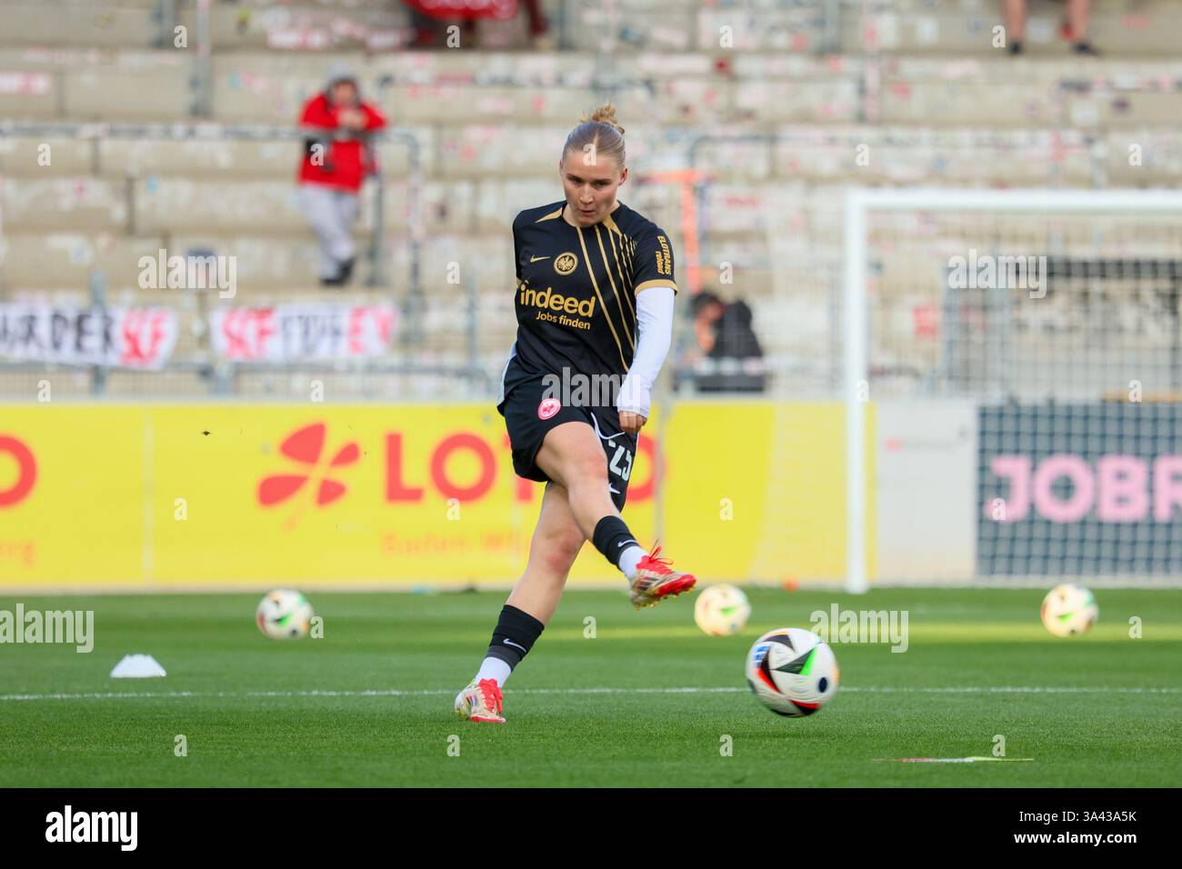 Freiburg, Deutschland 17. März 2025: 1. BL - Frauen - 2024/2025 - SC Freiburg vs. Eintracht Frankfurt im Bild: Jella Veit (Eintracht Frankfurt) /// DFB-Vorschriften verbieten jede Verwendung von Fotografien als Bildsequenzen und/oder Quasi-Video /// Stockfoto