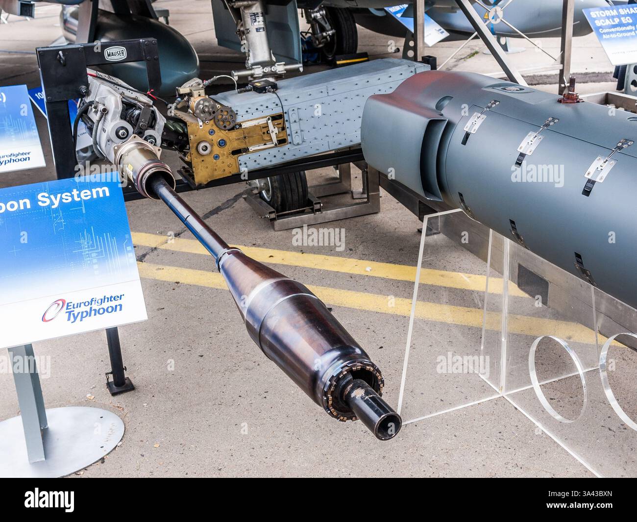 Belin, Deutschland - 11. Juni 2010: Deutsches Mauser BK-27 Waffensystem (27mm Autokanone) des Eurofighter Typhoon auf der Berliner Flugschau (ILA) 2010 Stockfoto