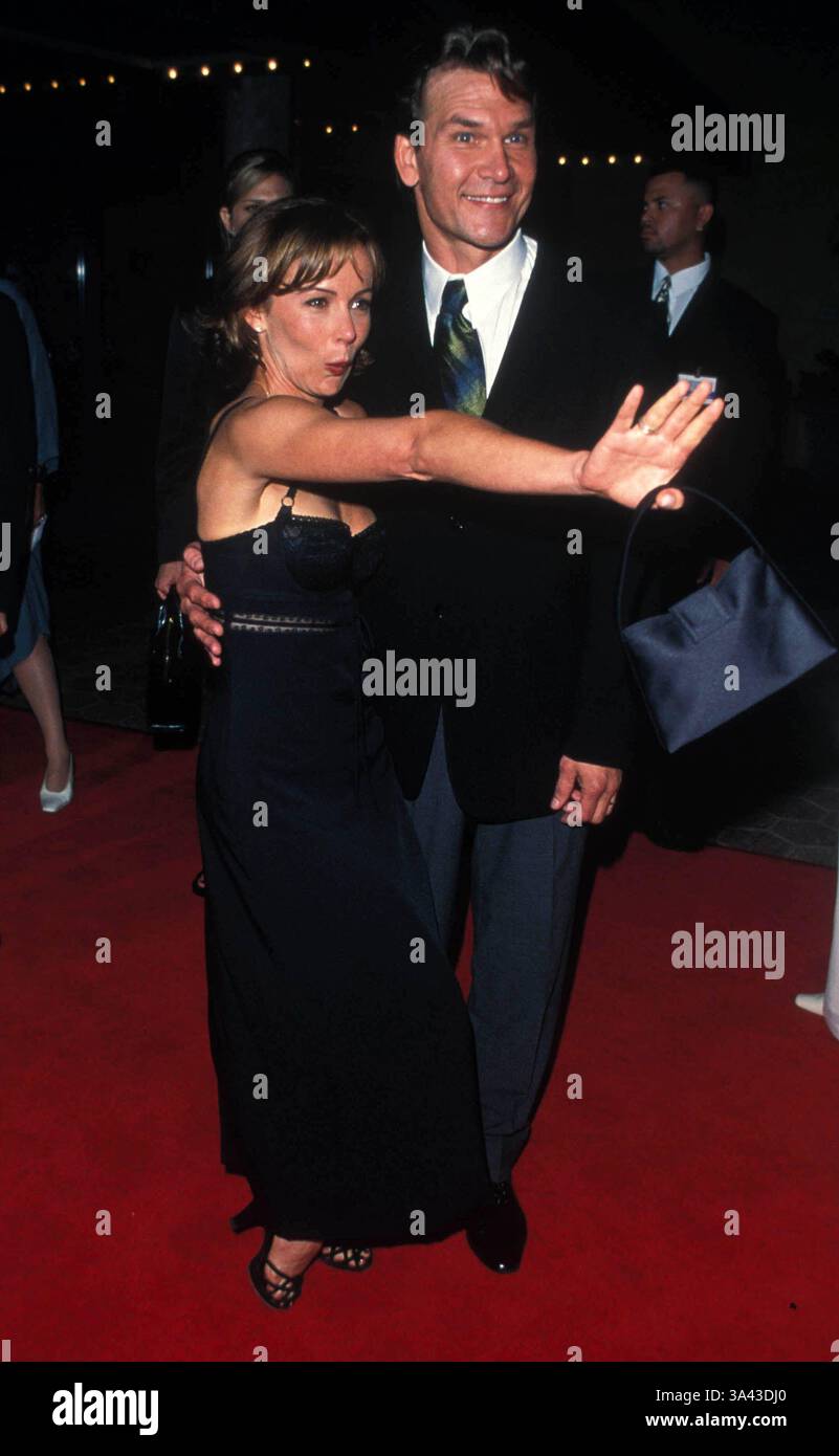 6. März 2008 - PATRICKSWAYZERETRO. PATRICK SWAYZE JENNIFER GREY.K9573FB.DIRTY DANCING PREMIERE IN LOS ANGELES 1997. FITZROY BARRETT- FOTOS (Foto: © Globe Photos/ZUMAPRESS.com) Stockfoto