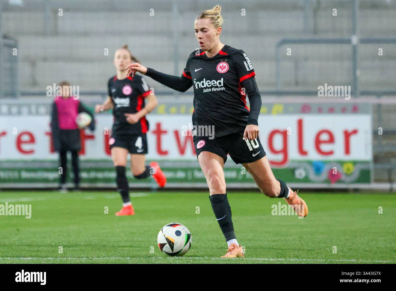 Freiburg, Deutschland 17. März 2025: 1. BL - Frauen - 2024/2025 - SC Freiburg vs. Eintracht Frankfurt im Bild: Laura Freigang (Eintracht Frankfurt) /// DFB-Vorschriften verbieten jede Verwendung von Fotografien als Bildsequenzen und/oder Quasi-Video /// Stockfoto