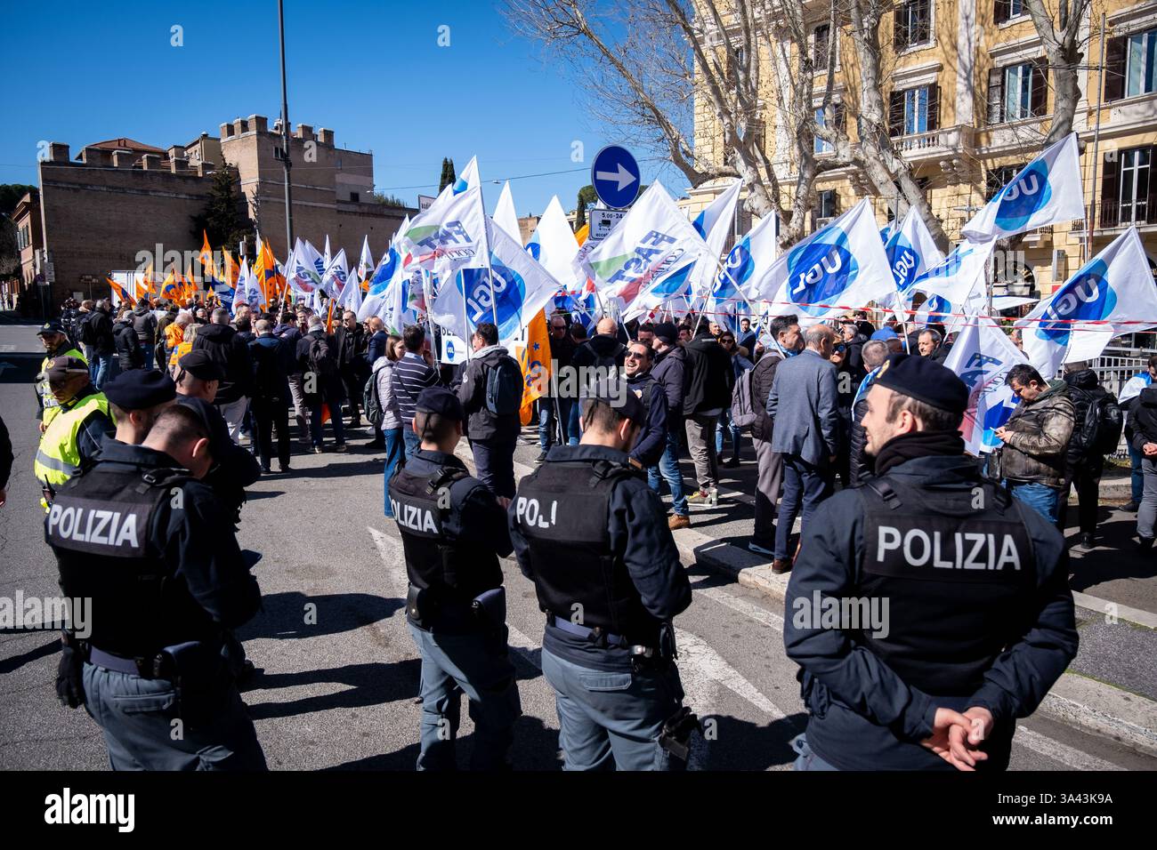 Rom, Rm, Italien. März 2025. Versammlung aller Eisenbahnarbeiter der Gewerkschaften UGL, FAST und Orsa im "Verkehrsministerium", um gegen die unannehmbaren Streikbeschränkungen zu protestieren, die von der von Paola Bellocchi (Präsident der Garantiekommission für Streiks in wesentlichen öffentlichen Diensten) verhängt wurden. Morgen werden die Arbeiter streiken. Quelle: ZUMA Press, Inc./Alamy Live News Stockfoto