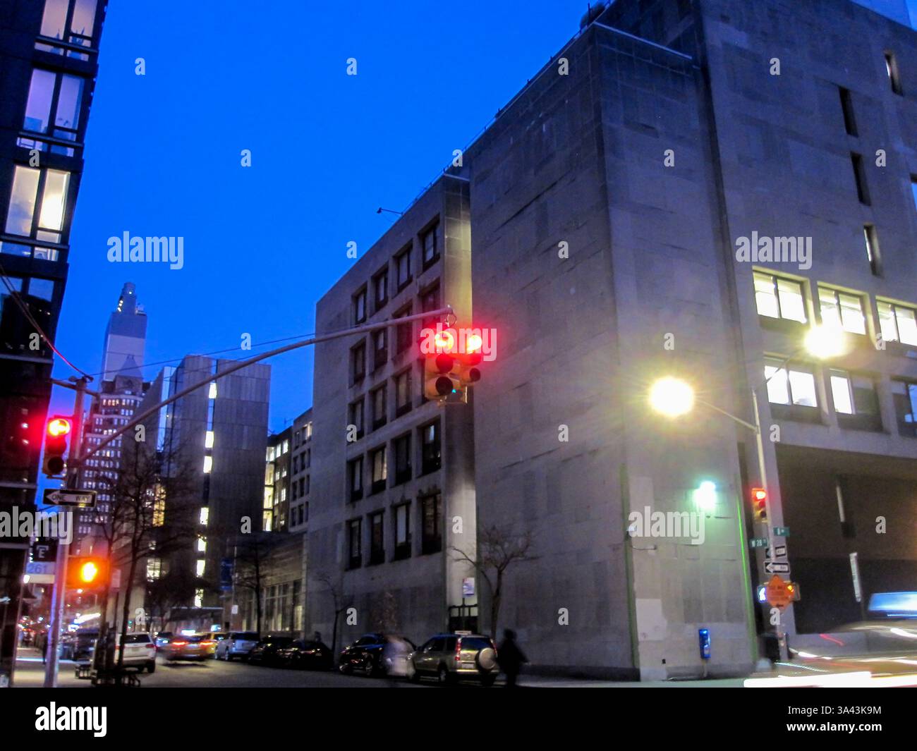 Kreuzung in Chelsea in New York am Mittwoch, 12. März 2025 abends. (© Richard B. Levine) Stockfoto