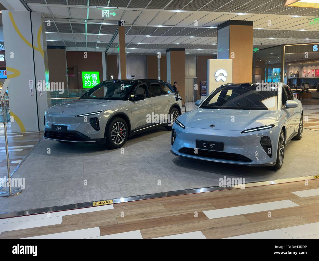 Nanning, China – 13. November 2023: NIO ES6 und ET5 werden in einem Ausstellungsraum ausgestellt. NIO ist ein chinesisches Elektrofahrzeugunternehmen mit Hauptsitz in Shanghai. - Smartphone-aufgenommenes Stockfoto