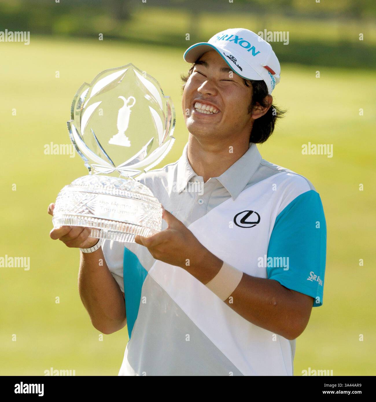 Juni 2014: Dublin, Ohio, USA: HIDEKI MATSUYAMA hält die Trophäe nach dem Sieg des Memorial Turniers im Muirfield Village Golf Club. (Bild: © Aaron Doster/Cal Sport Media/ZUMAPRESS.com) Stockfoto