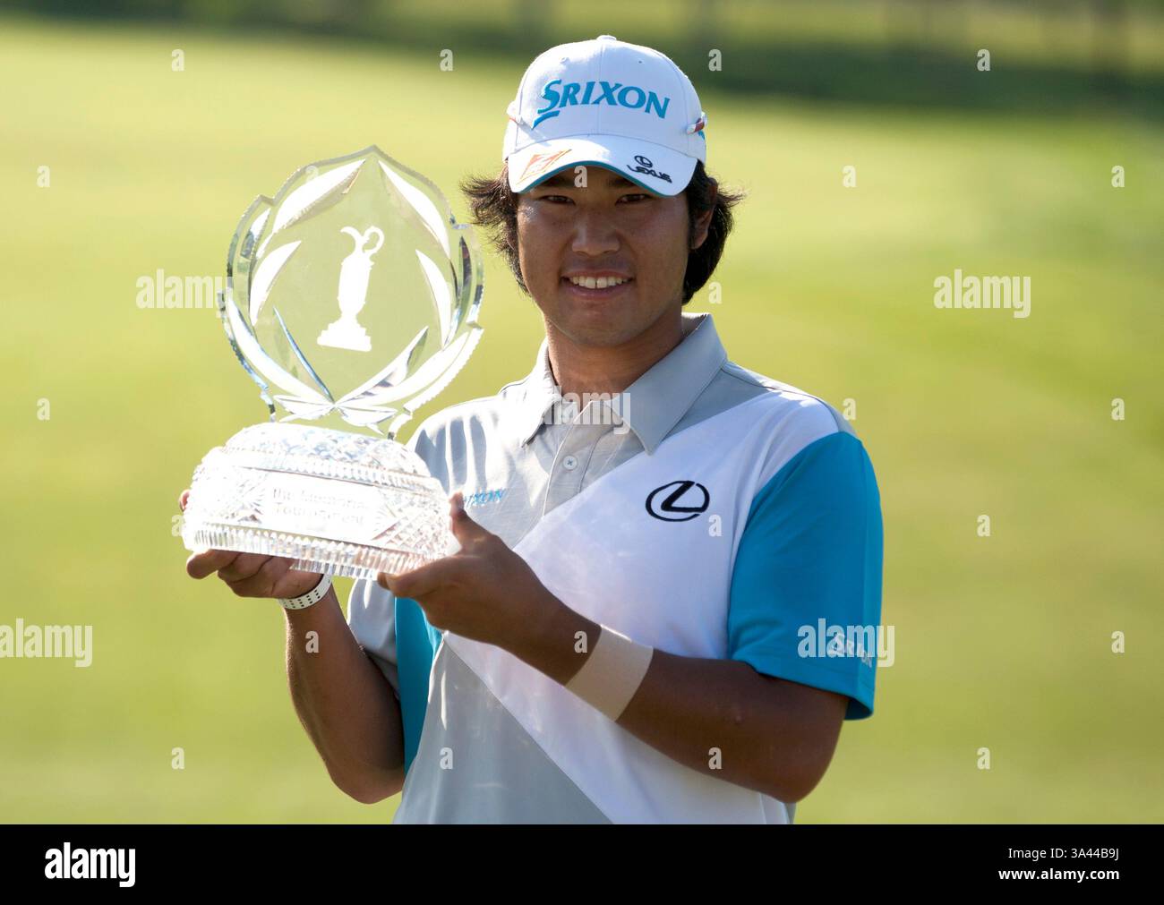 1. Juni 2014: Columbus, OH, Vereinigte Staaten von Amerika - Hideki Matsuyama hält die Trophäe nach der letzten Runde des Memorial Turniers, das von Nationwide Insurance im Muirfield Village Golf Club in Dublin, Ohio präsentiert wurde. (Bild: © Aaron Doster/Cal Sport Media/Cal Sport Media/ZUMAPRESS.com) Stockfoto