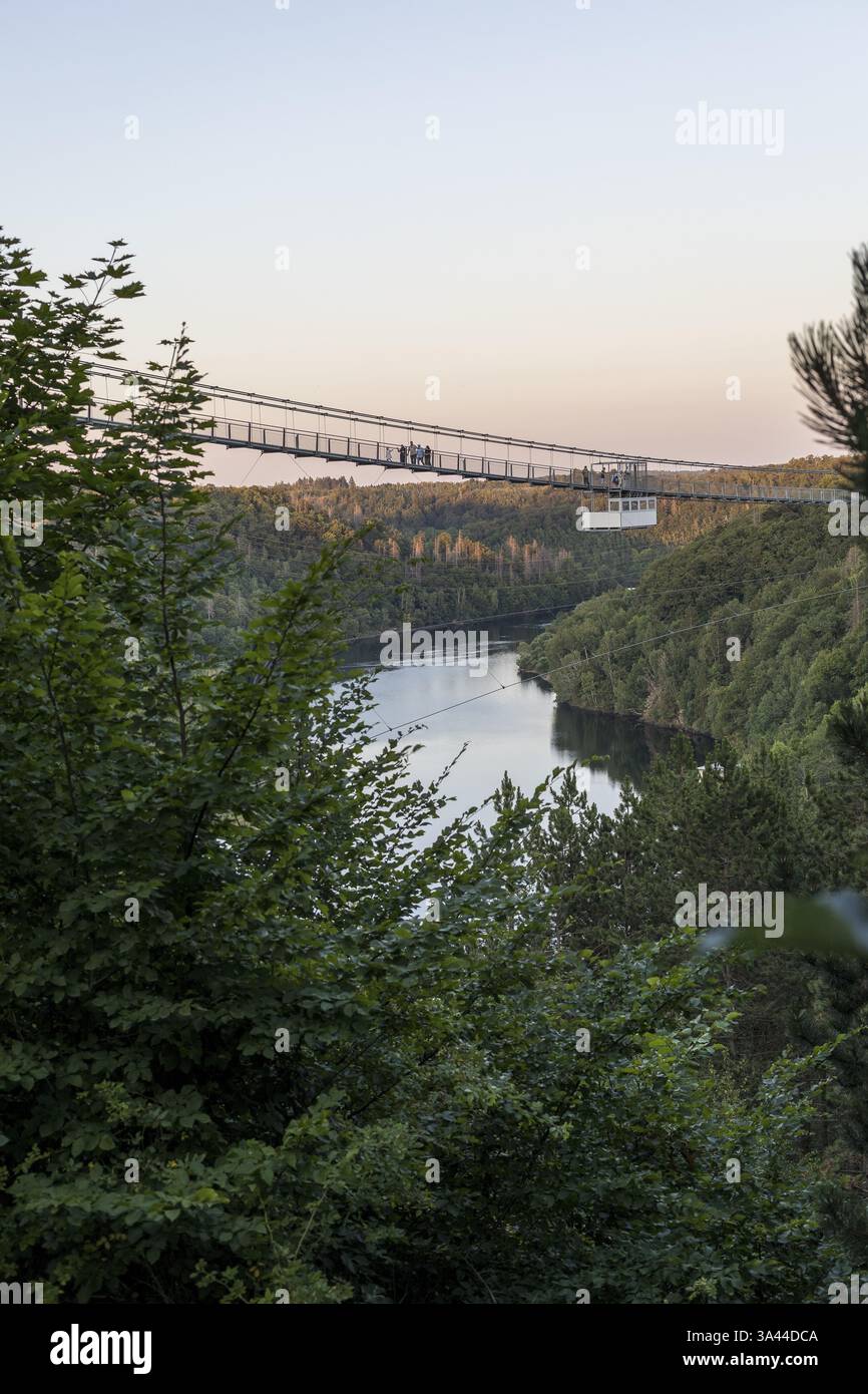 Fußgängerbrücke Titan über die Rappbodetalsperre im Abendlicht, unterhalb des Bodetals, Oberharz am Brocken, Sachsen-Anhalt, Stockfoto