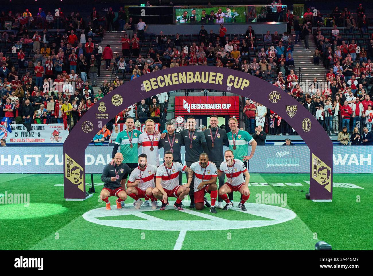Siegerzeremonie Krassimir Balakov, Timo Hildebrand, Andreas Hinkel, Fernando Meira, Zdravko Kuzmanovic, Tobias Werner, Cacau, Christian Gentner, Milan Jurkovic, Andreas Beck, Christian Traesch, VFB Legenden beim Fußball-Beckenbauer-GEDENKCUP 2025 für den verstorbenen Fußballlegende Franz Beckenbauer (gestorben 7. Januar 2024) am 17. März 2025 in München. Saison 2024/2025, 1.Bundesliga, FCB, München, FC Bayern München, Spieltag x, x.. Spieltag Fotograf: ddp Images/STAR-Images Credit: ddp Media GmbH/Alamy Live News Stockfoto