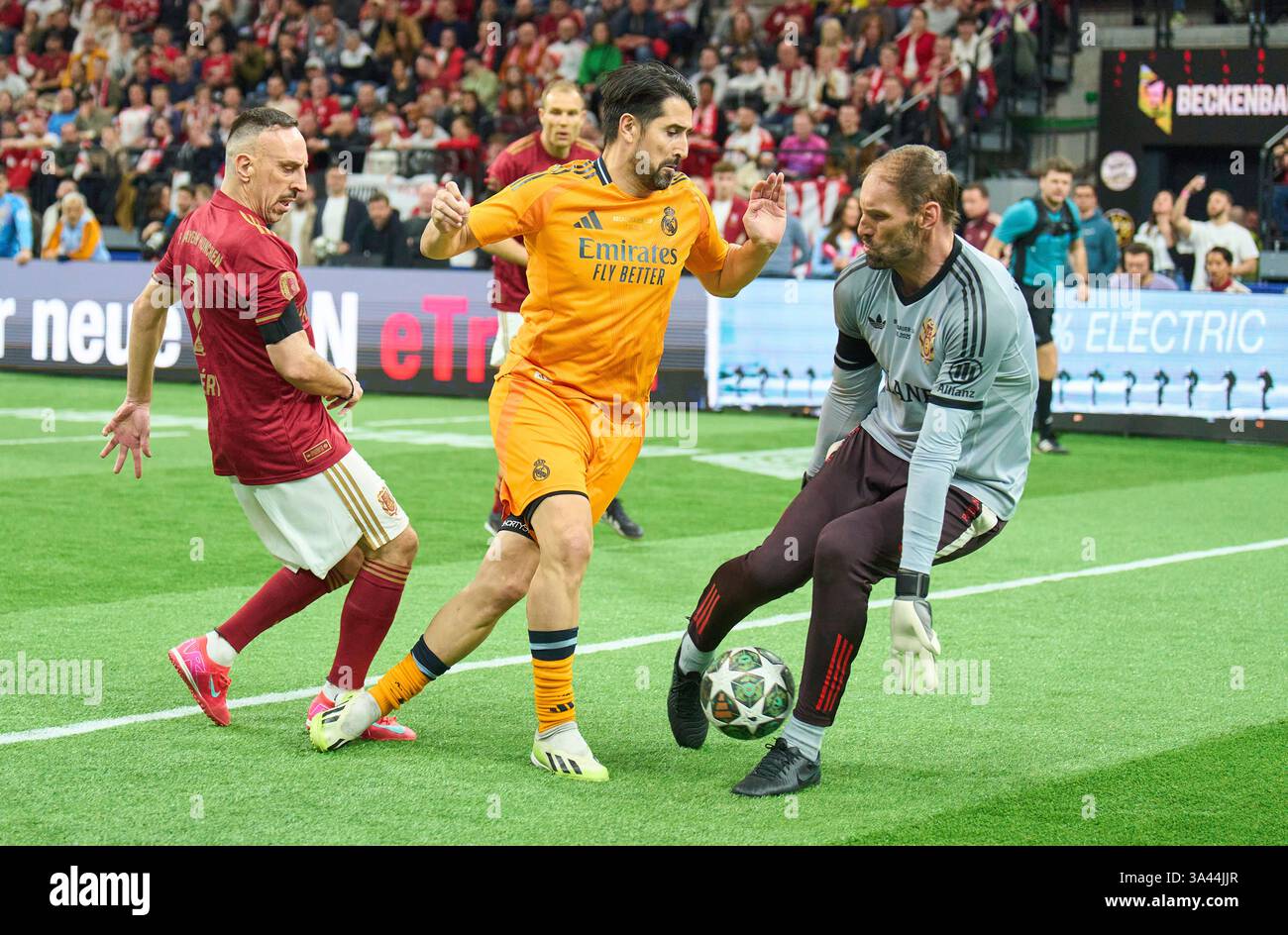 Franck Ribery Tom starke wetteifern um den Ball, das Tackling, das Duell, den Kopf, zweikampf, Aktion, Kampf gegen Ruben de la Red, Real Madrid Legenden beim Fußball-Beckenbauer-GEDENKCUP 2025 für den verstorbenen Fußballlegende Franz Beckenbauer (gestorben 7. Januar 2024) am 17. März 2025 in München. Saison 2024/2025, 1.Bundesliga, FCB, München, FC Bayern München, Spieltag x, x.. Spieltag Fotograf: ddp Images/STAR-Images Credit: ddp Media GmbH/Alamy Live News Stockfoto