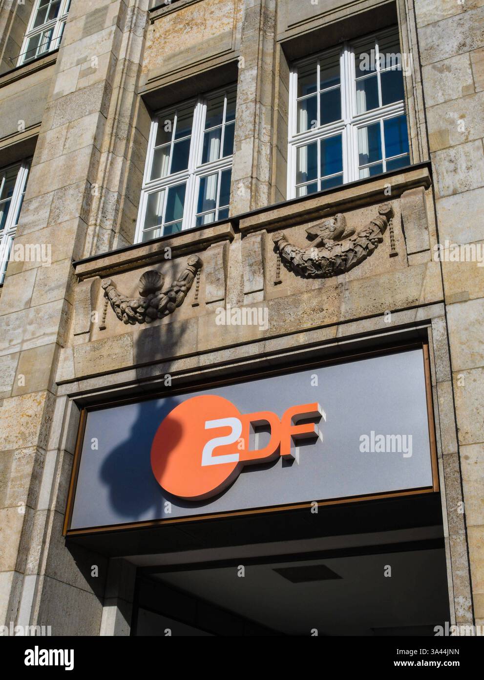 ZDF, zweites Deutsches Fernsehen, ZDF-Logo in Berlin-Mitte, unter den Linden. *** ZDF, zweites Deutsches Fernsehen, ZDF-Logo in Berlin Mitte, unter den Linden Stockfoto