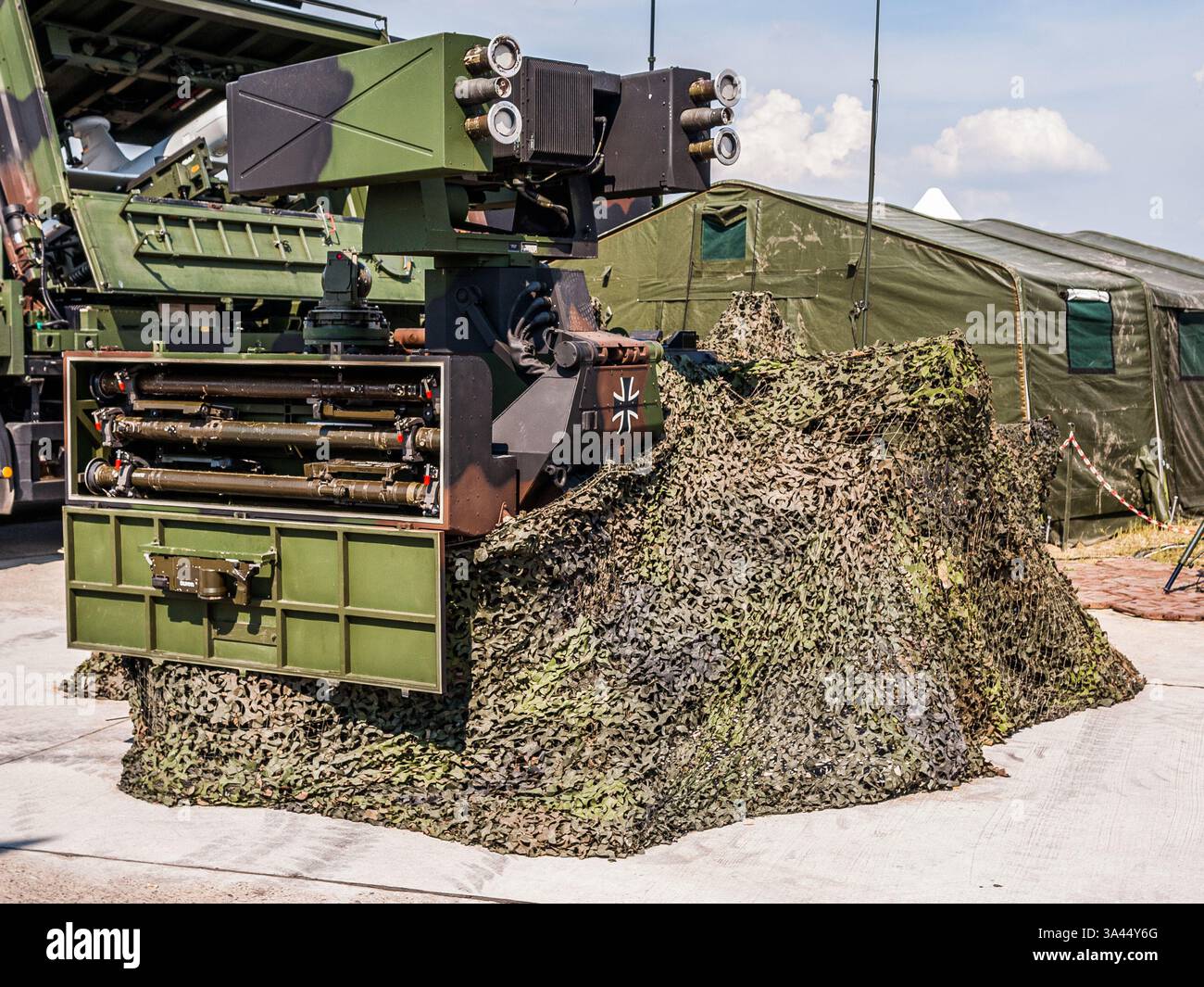 Belin, Deutschland - 11. Juni 2010: Rheinmetall Wiesel 2 Ozelot Light Air Defence System (LeFlaSys) Waffenträger mit FIM-92 Stinger Rakete Stockfoto