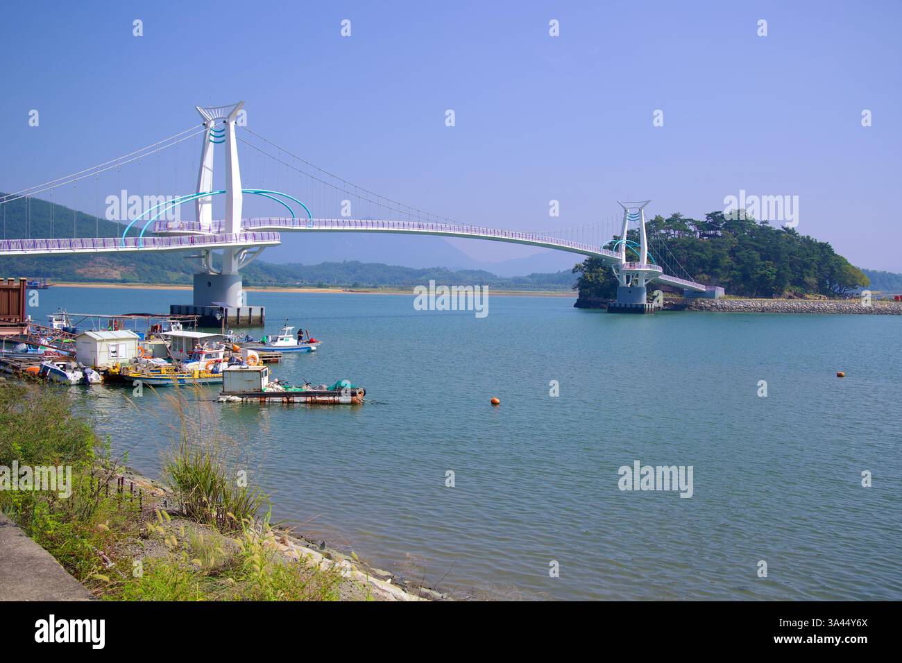 Gwangyang, Südkorea - 3. Oktober 2021: Haemaji Bridge, eine markante Fußgänger- und Radbrücke, überspannt den Seomjin River und verbindet das Festland Stockfoto