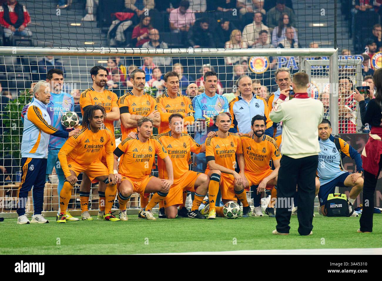 Isidoro San Jose, Jose Maria Garcia, Iker Casillas, Pepe, Ivan Perez, Velasco, de la Red, Martin Vasquez, Contreras, Arbeloa, Christian Karembeu, Fernando Sanz, Real Madrid Legenden beim Fußball-Beckenbauer-GEDENKCUP 2025 für den verstorbenen Fußballlegenden Franz Beckenbauer (gestorben 7. Januar 2024) am 17. März 2025 in München. Saison 2024/2025, 1.Bundesliga, FCB, München, FC Bayern München, Spieltag x, x.. Spieltag Fotograf: ddp Images/STAR-Images Credit: ddp Media GmbH/Alamy Live News Stockfoto