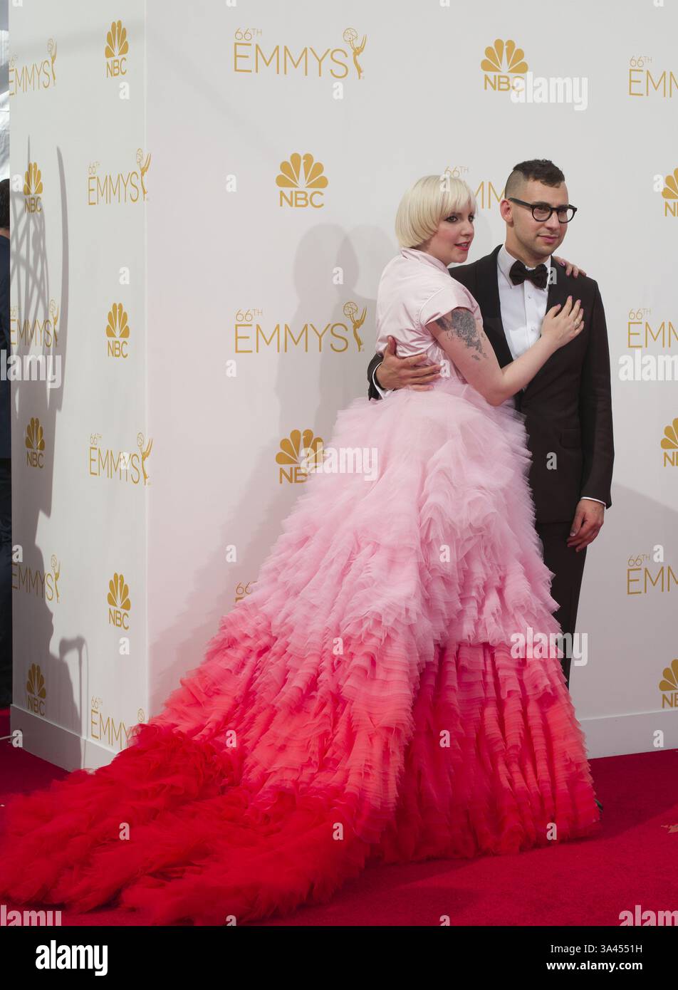 August 2014 – Los Angeles, Kalifornien, USA S - Schauspielerin Lena Dunham (L) und Musiker Jack Antonoff auf dem roten Teppich bei den 66. Primetime Emmy Awards in Los Angeles, Kalifornien am Montag, 25. August 2014. (Bild: © Prensa Internacional/ZUMA Wire) Stockfoto