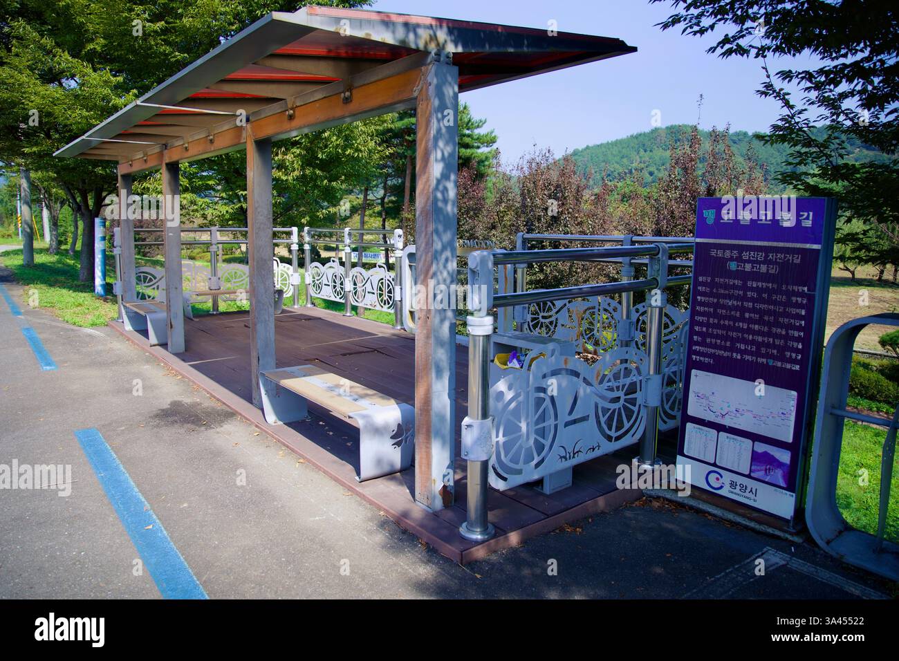 Gwangyang, Südkorea - 3. Oktober 2021: Eine ausgewiesene Raststätte entlang des Seomjingang Radweges mit einem überdachten Sitzbereich und einem Schild mit Details Stockfoto