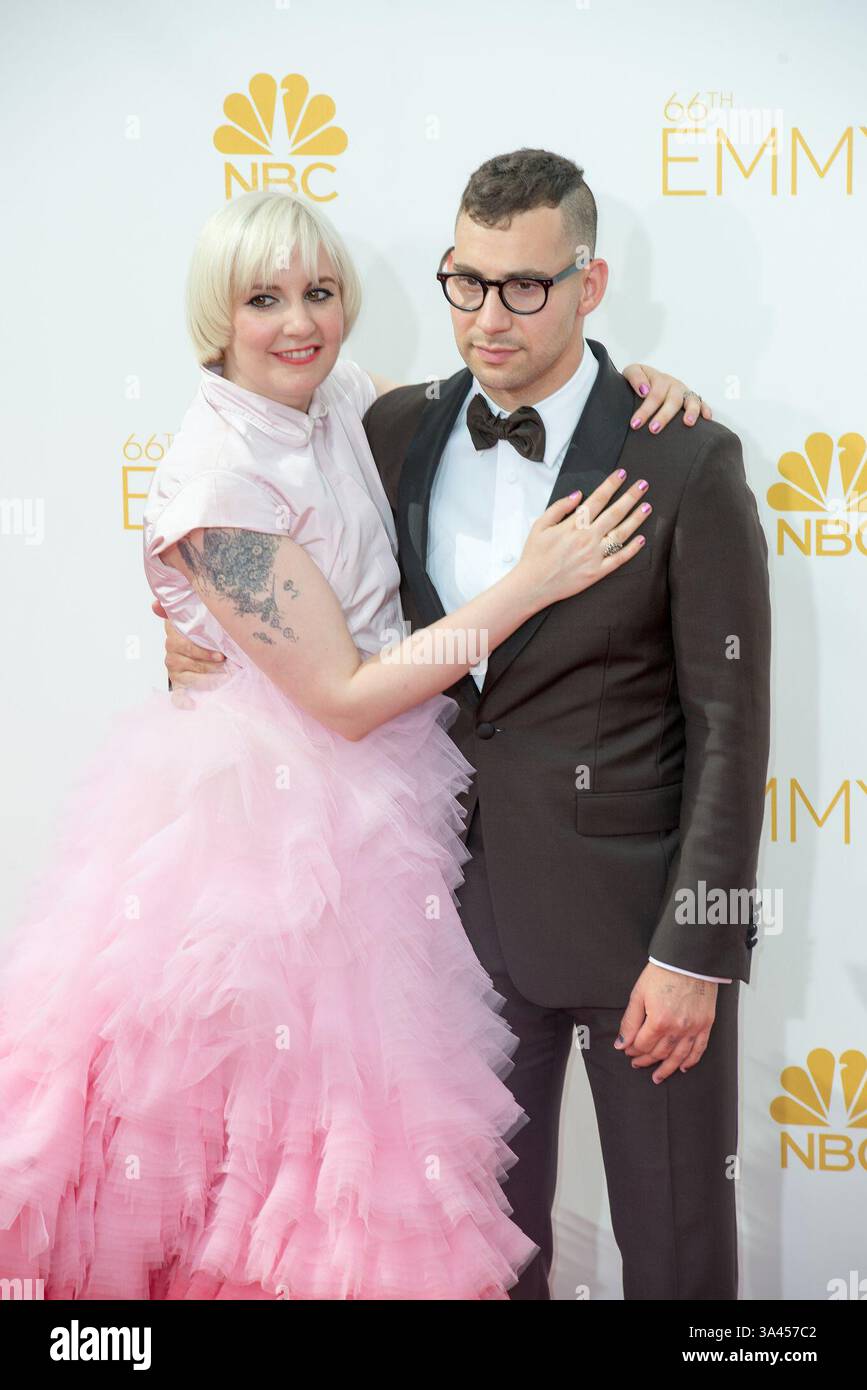 August 2014 – Los Angeles, Kalifornien, USA S - die „Girls“-Schöpferin LENA DUNHAM und ihr Freund JACK ANTONOFF kommen zu den 66. Primetime Emmy Awards im Nokia Theatre. (Bild: © Leonard Ortiz/ZUMA Wire) Stockfoto
