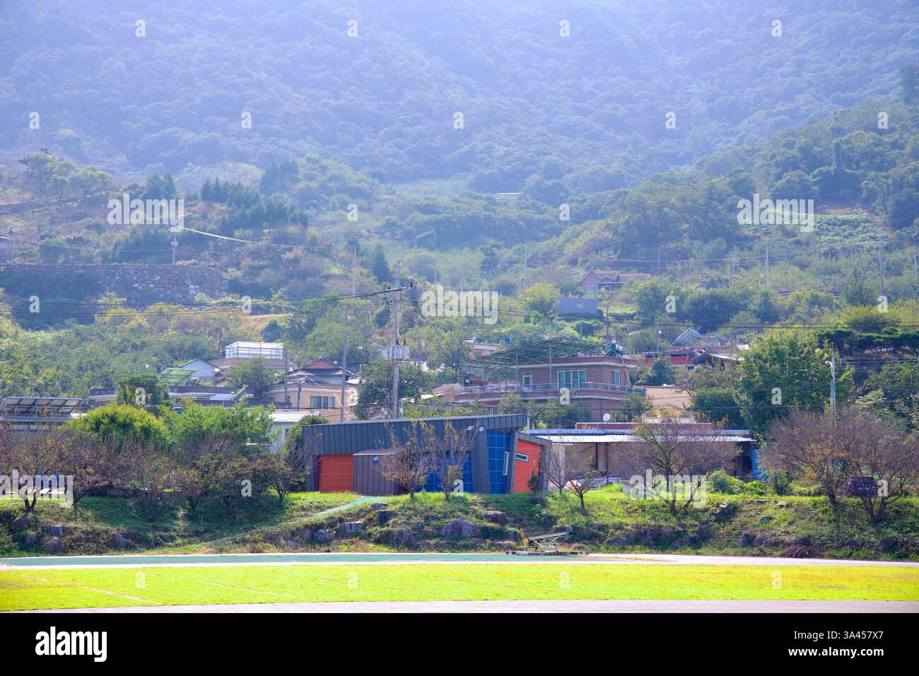 Gwangyang, Südkorea - 3. Oktober 2021: Ein ruhiges ländliches Dorf am Fuße bewaldeter Hügel in der Nähe des Gwangyang Plum Blossom Village. Tradition Stockfoto