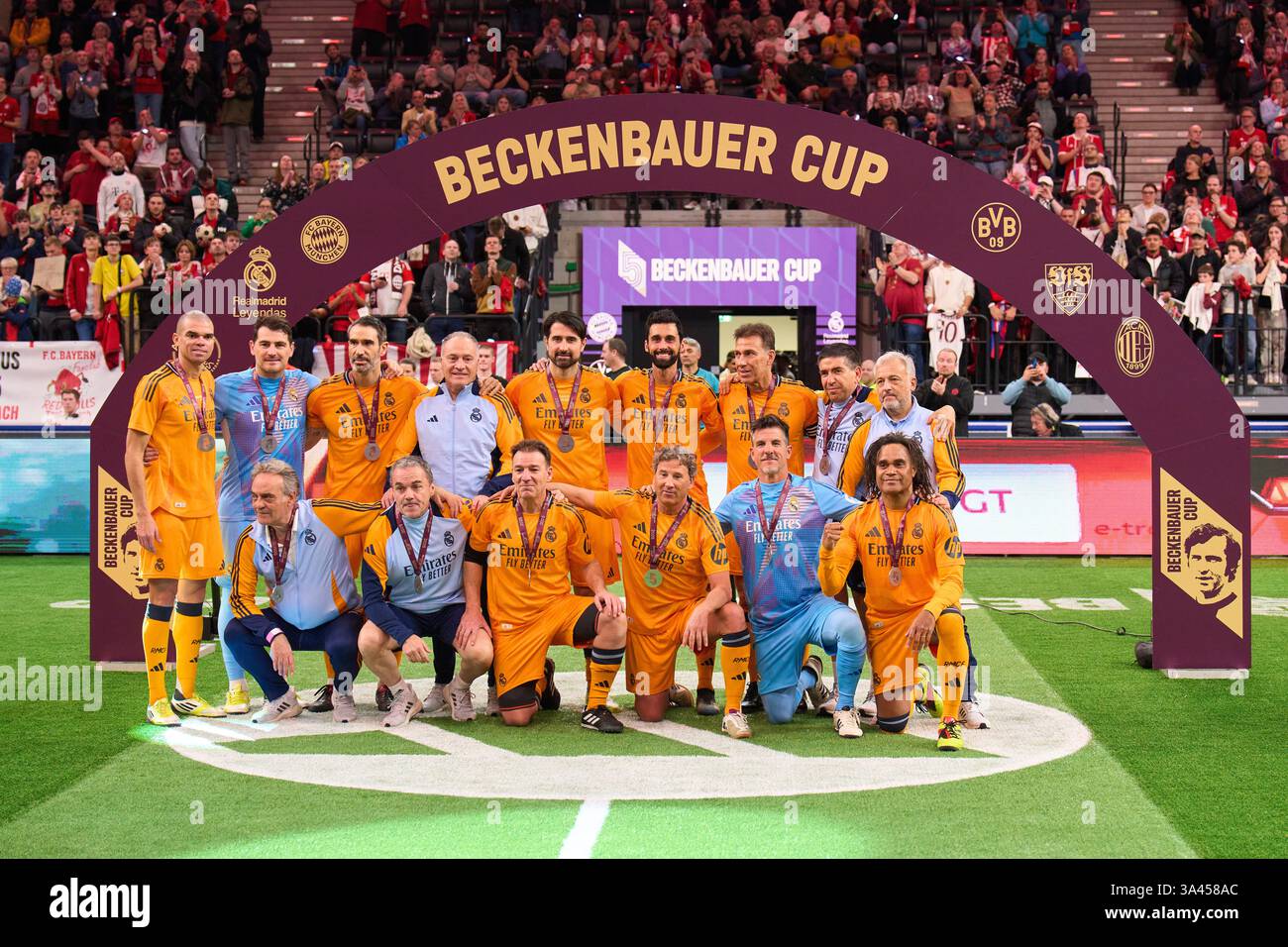Siegerzeremonie für den dritten Platz mit Isidoro San Jose, Jose Maria Garcia, Iker Casillas, Pepe, Ivan Perez, Alan Velasco, Ruben de la Red, Martin Vasquez, Pedro Contreras, Alvaro Arbeloa, Christian Karembeu, Fernando Sanz, Real Madrid Legenden beim Fußball-Beckenbauer-GEDENKPOKAL 2025 für den verstorbenen Fußballlegende Franz Beckenbauer (gestorben 7. Januar 2024) am 17. März 2025 in München. Saison 2024/2025, 1.Bundesliga, FCB, München, FC Bayern München, Spieltag x, x.. Spieltag Fotograf: ddp Images/STAR-Images Credit: ddp Media GmbH/Alamy Live News Stockfoto