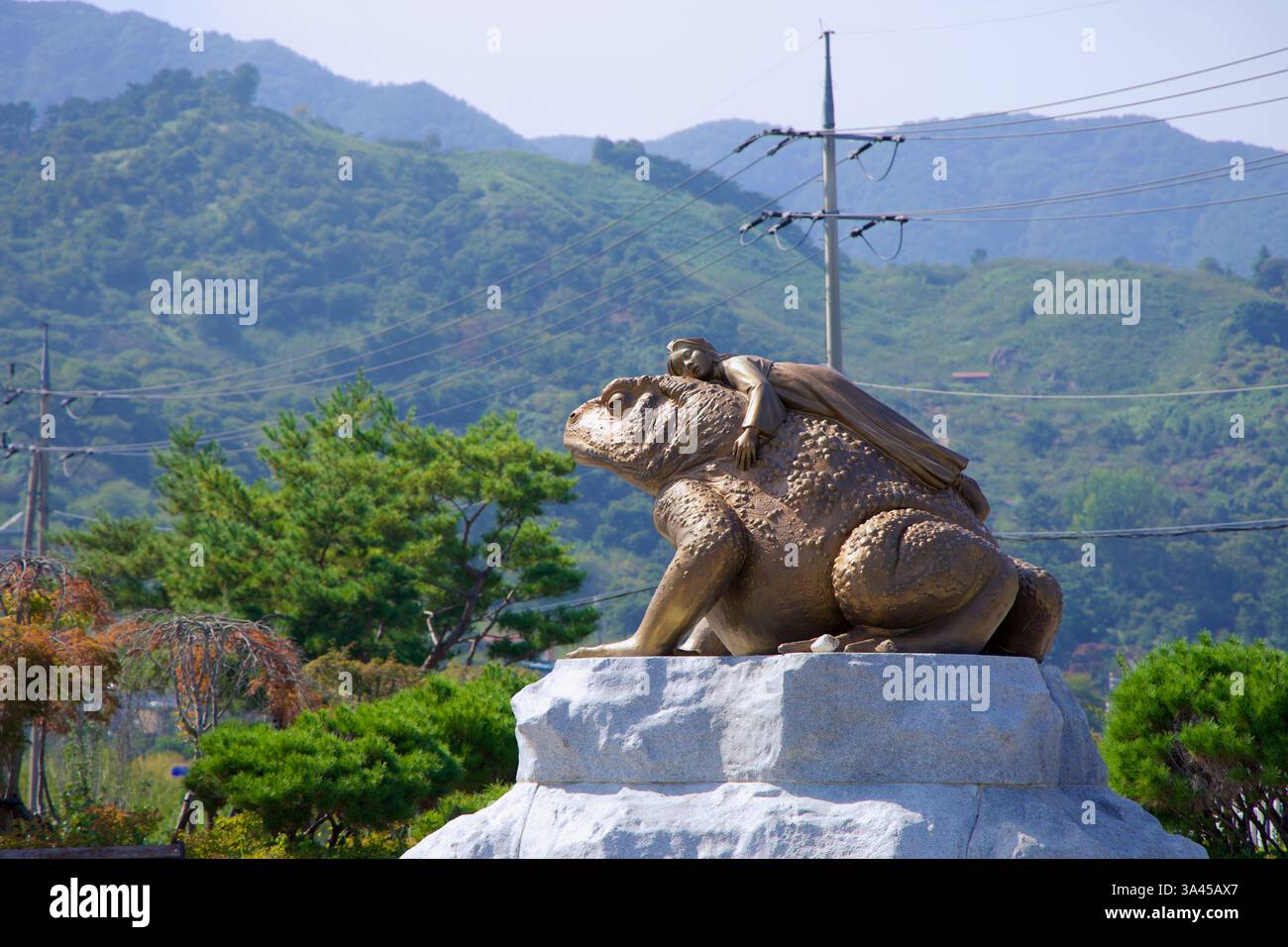 Gwangyang, Südkorea - 3. Oktober 2021: Eine Statue, die eine Riesenkröte mit einer Figur auf dem Rücken darstellt und an die Legende des Seomjin erinnert Stockfoto