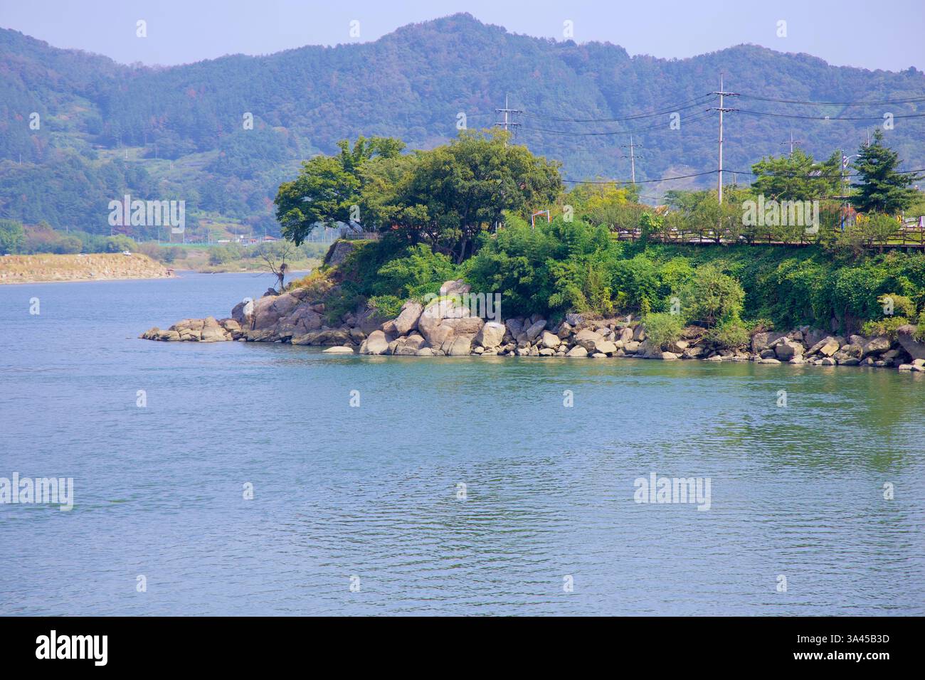 Gwangyang, Südkorea - 3. Oktober 2021: Ein ruhiger Blick auf die felsigen Ufer des Seomjin River in der Nähe von Gwangyang Plum Blossom Village, umgeben von l Stockfoto