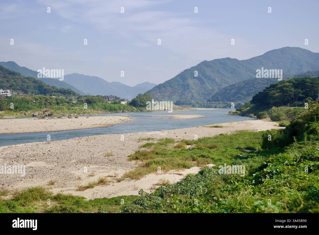 Gwangyang City, Südkorea - 3. Oktober 2021: Ein malerischer Blick auf den Seomjingang River, der sich durch ein Tal schlängelt, mit üppigen grünen Bergen in der Stockfoto