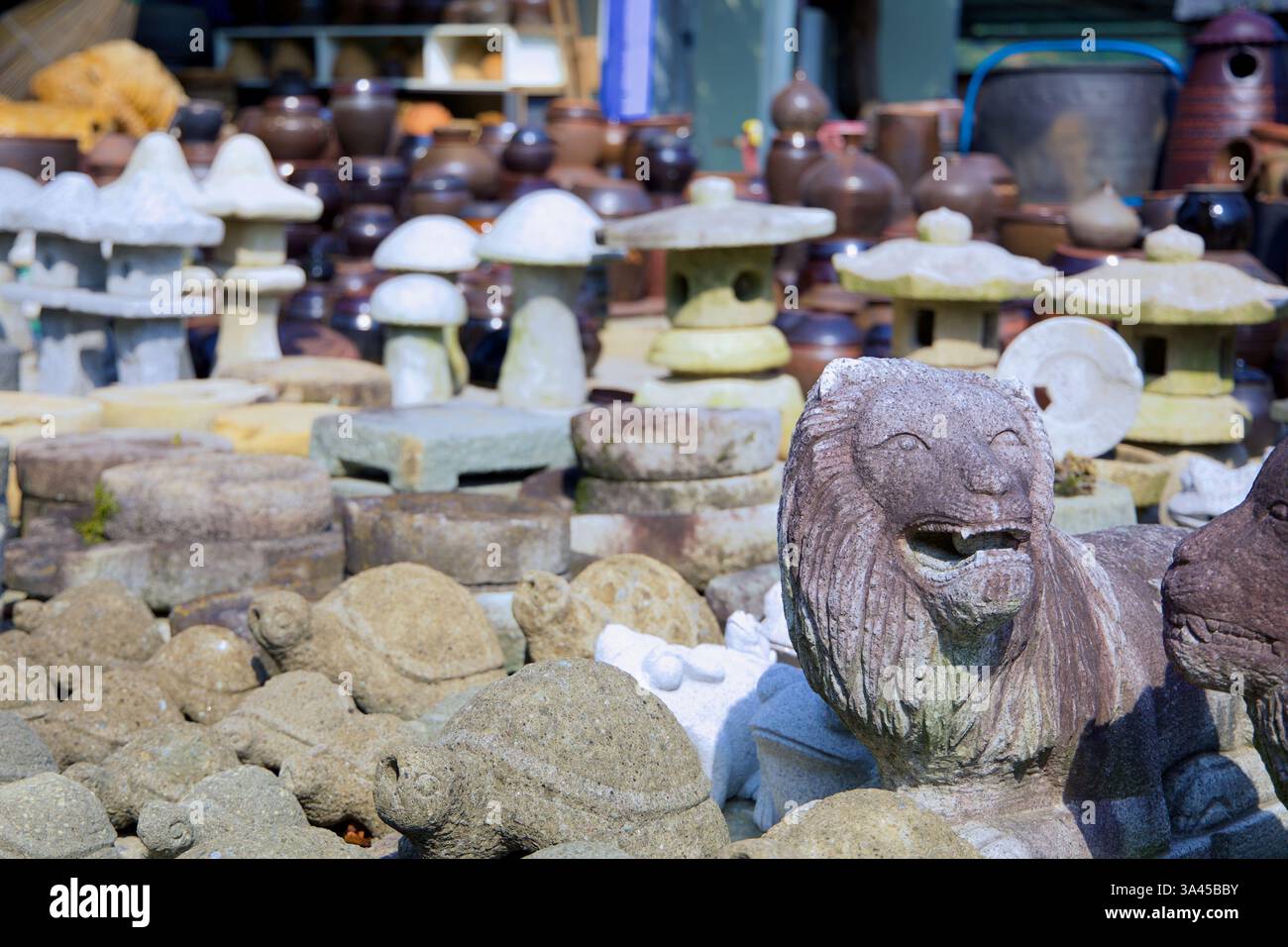 Gwangyang, Südkorea - 3. Oktober 2021: Eine Sammlung handgefertigter Steinskulpturen, darunter Schildkröten, Laternen und eine Löwenschnitzerei, zeigte eine Stockfoto