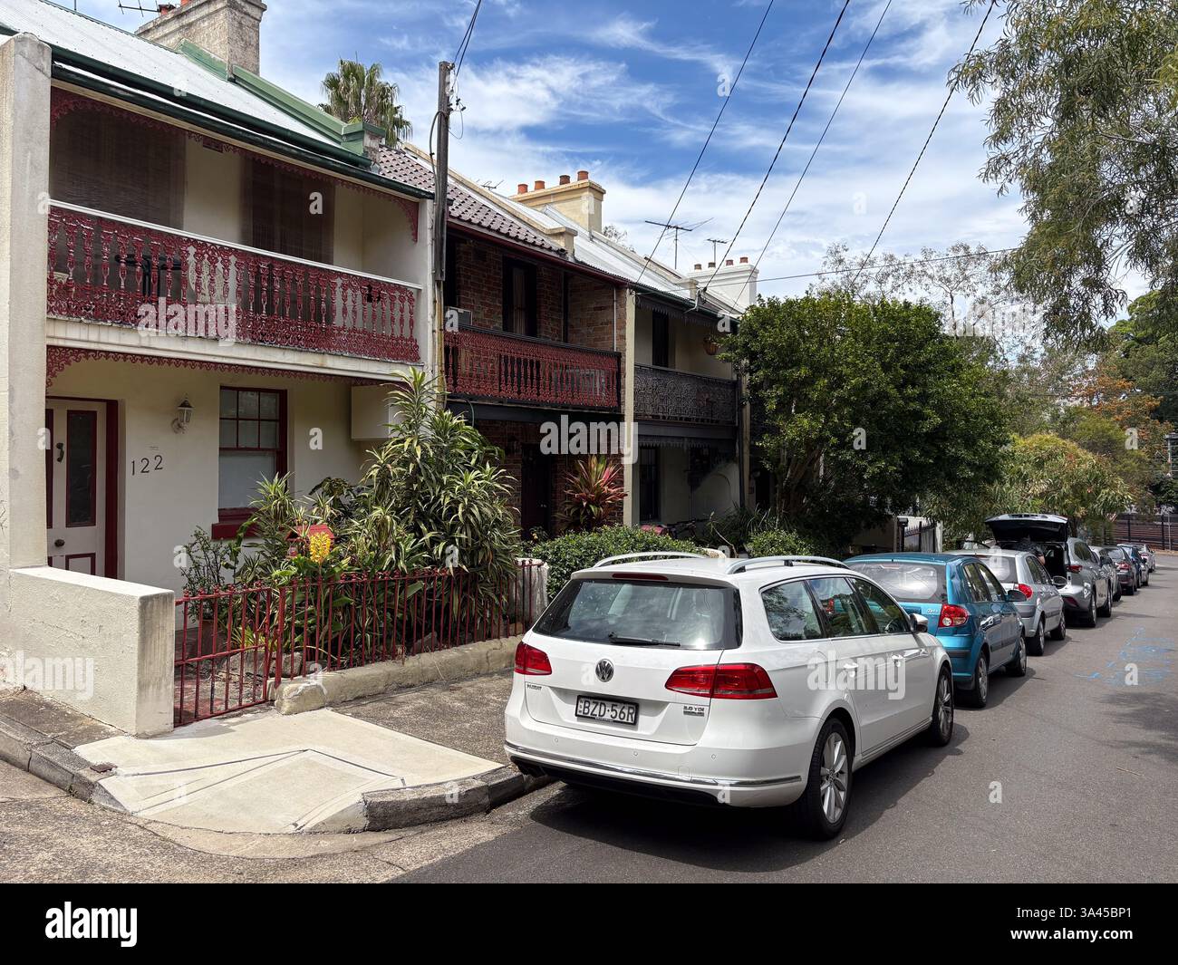 Häuser im viktorianischen Stil in einem Vorort von Sydney, Australien, mit parkenden Autos entlang der Straße, die Wohnarchitektur und urbanes Leben repräsentieren. Stockfoto