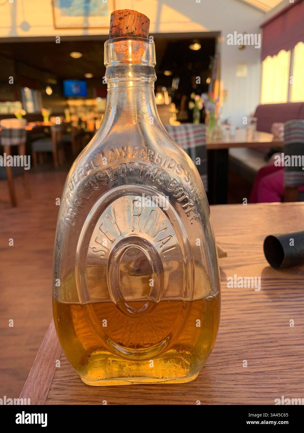 Whisky Galore Gegenstände aus dem berühmten Film Fare Gun Flasche Whisky jamaikanischen Geld gefunden Schiffbruch in Schottland - Smartphone-aufgenommenes Stockfoto