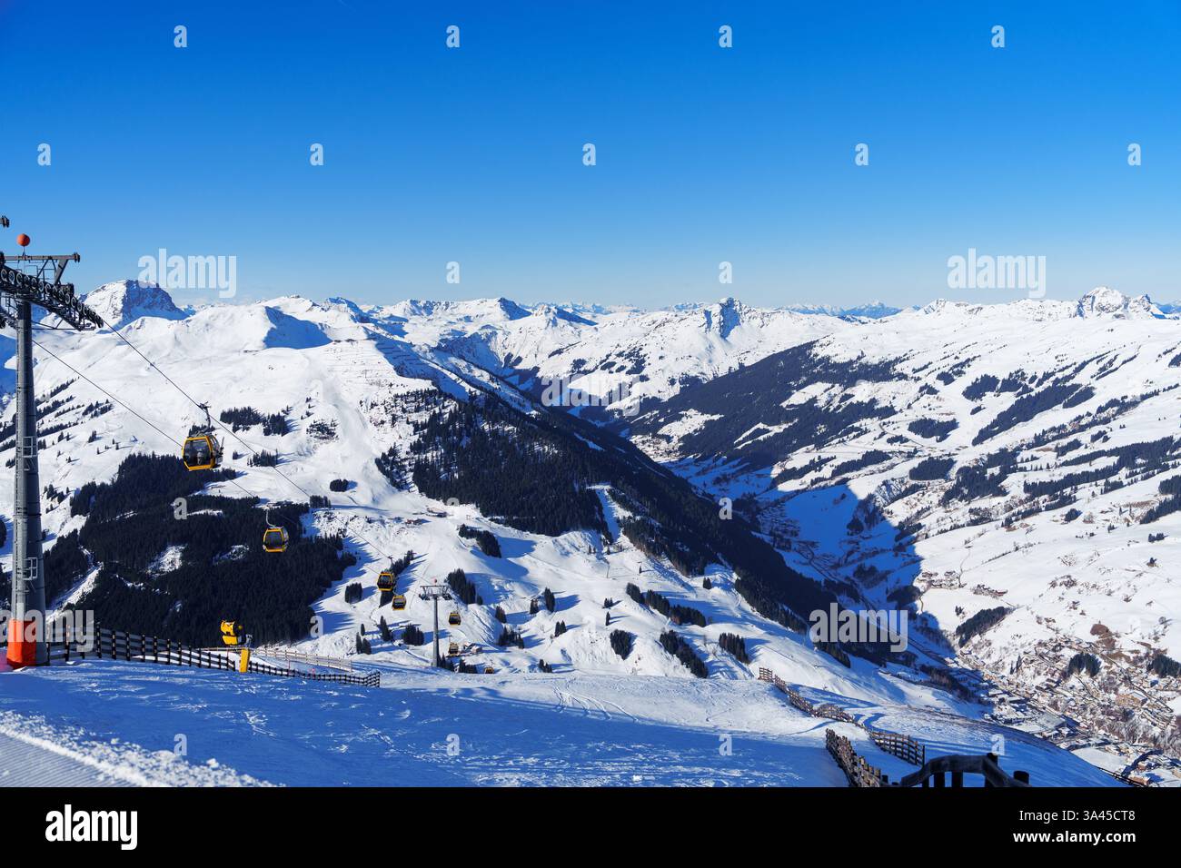 Ein atemberaubender Blick auf die majestätischen schneebedeckten Alpen von einem malerischen Skigebiet im Winter. Stockfoto