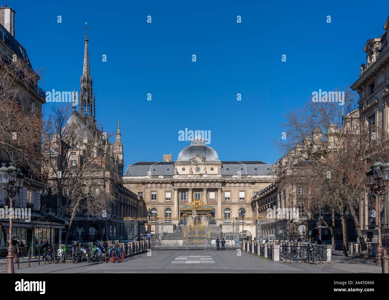 Paris, Frankreich - 03 18 2025: Blick auf das Goldene Tor des Pariser Gerichtsgebäudes, das Gebäude und die Sainte-Chapelle auf der Ile de la Cité Stockfoto