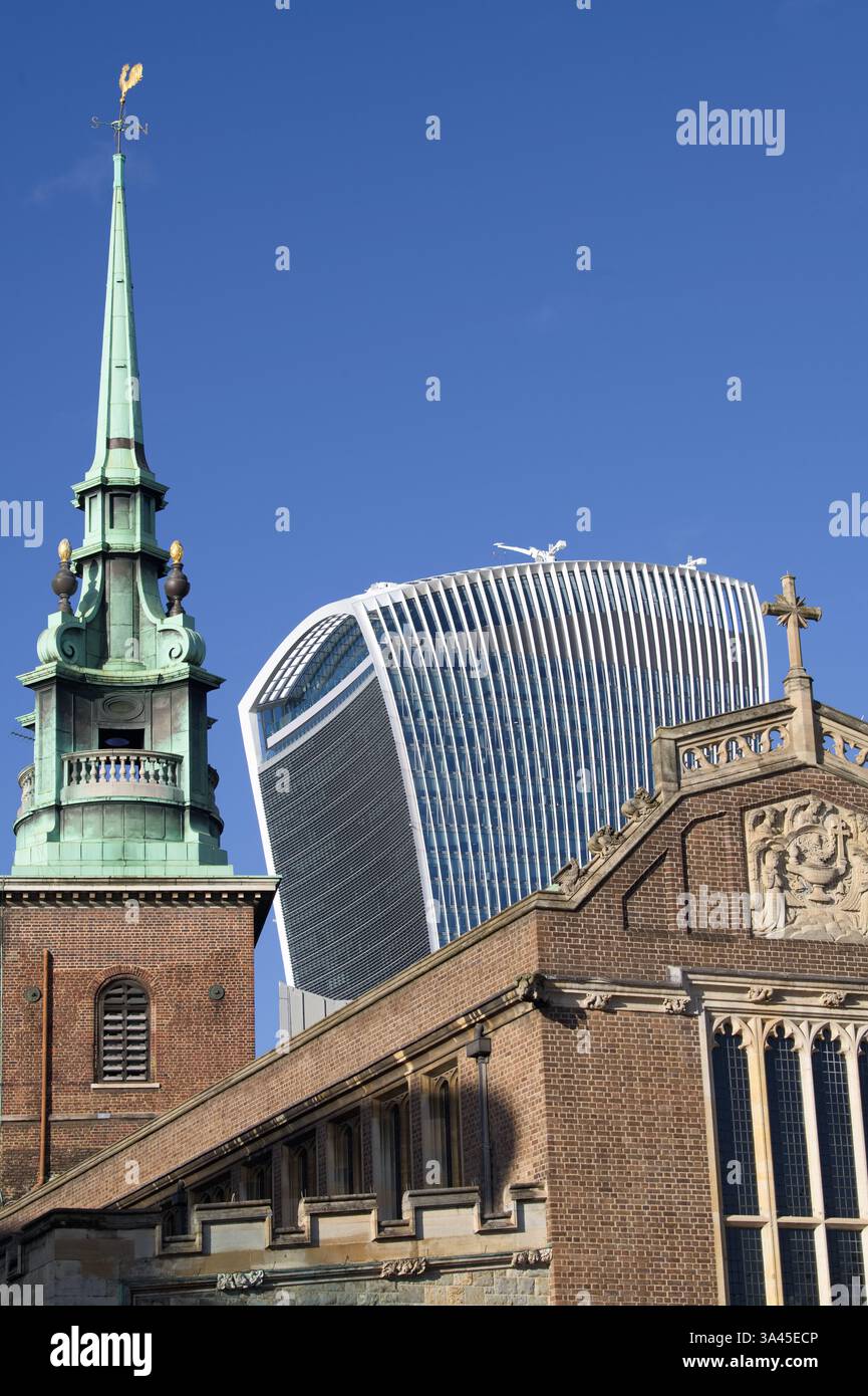 Kontrast zwischen all Hallows by the Tower, der historischen Kirche und dem modernen Wolkenkratzer, dem Fenchurch Building, auch bekannt als Walkie Talkie, London Stockfoto
