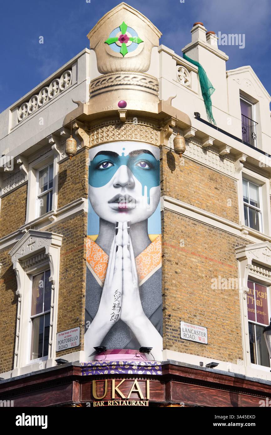 Wandbild einer Frau mit gebeteten Händen vor dem Restaurant Ukai an der Portobello Road, Notting Hill, London Stockfoto