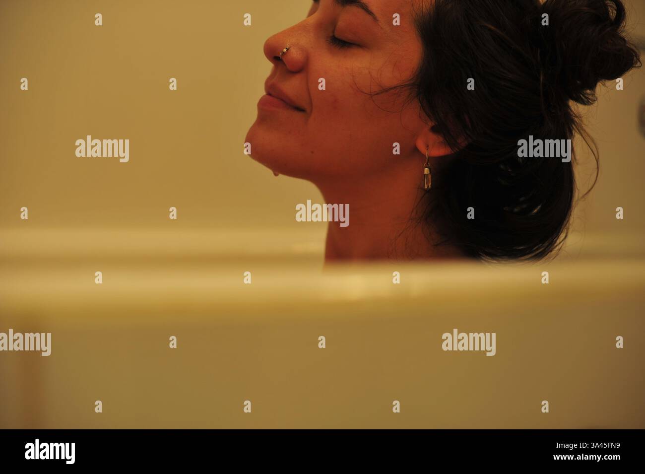Schöne Frau in einer Badewanne in einem friedlichen Moment Stockfoto