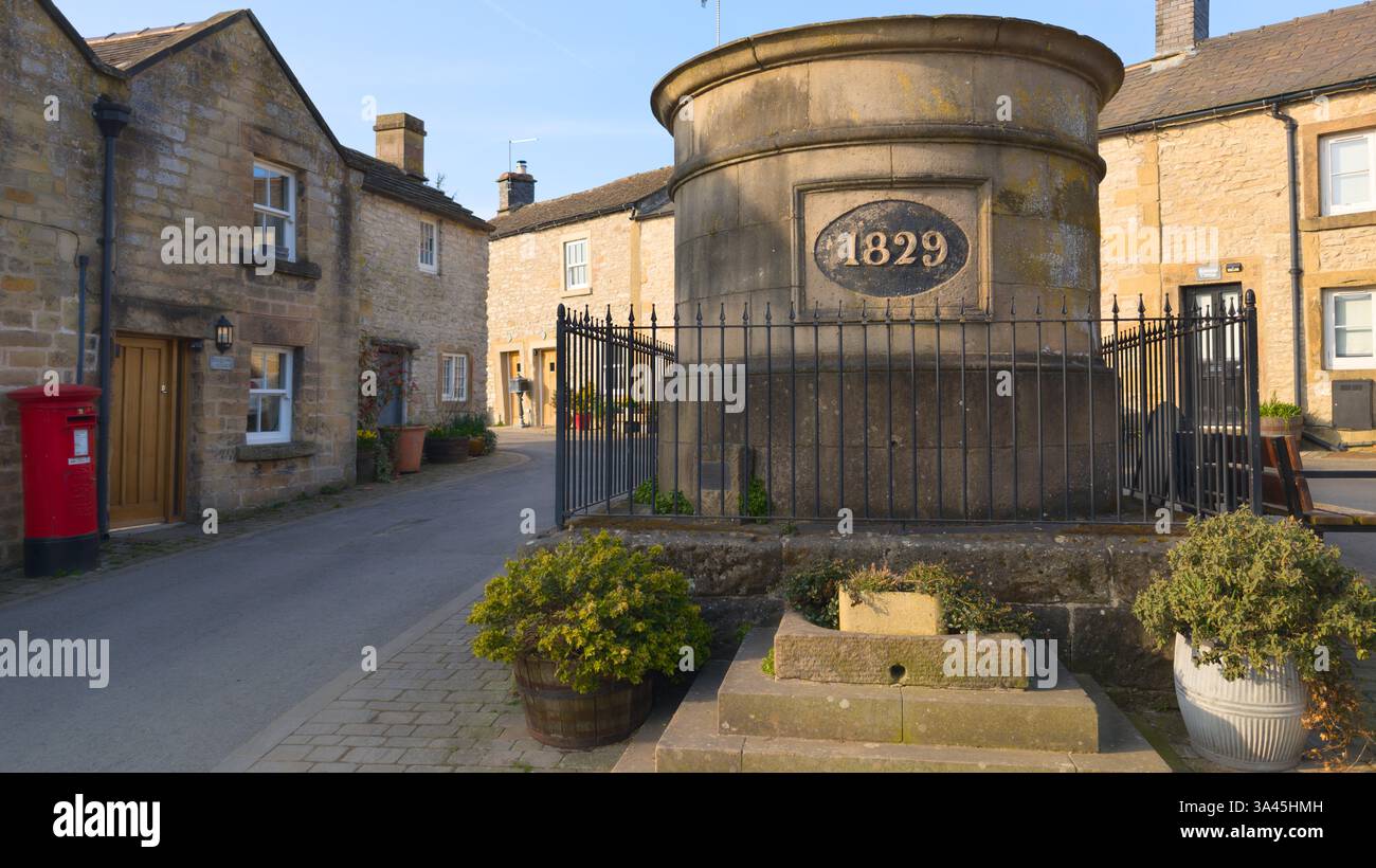 Youlgreave Brunnen, Steinreservoir. Leitung in Peak District Village, Derbyshire, Großbritannien Stockfoto