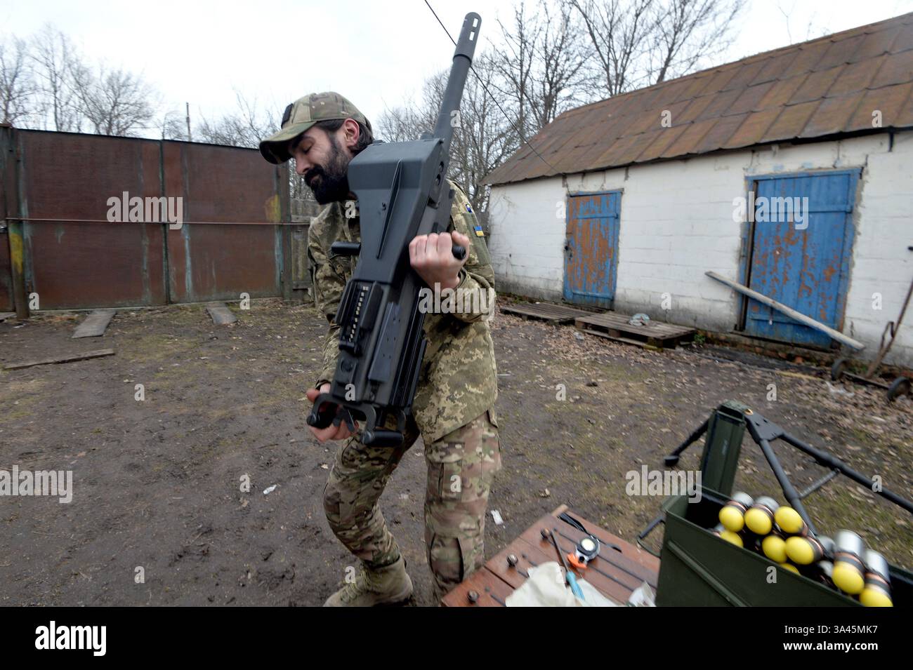 Soldat des 2. Gewehrbataillons der 57. Separaten motorisierten Infanterie-Brigade der Streitkräfte der Ukraine Iwan hält am 13. März 2025 einen automatischen Granatwerfer MK-19 in der Region Charkiw, Ukraine (Foto: Oleksandr Klymenko/Ukrinform) Stockfoto