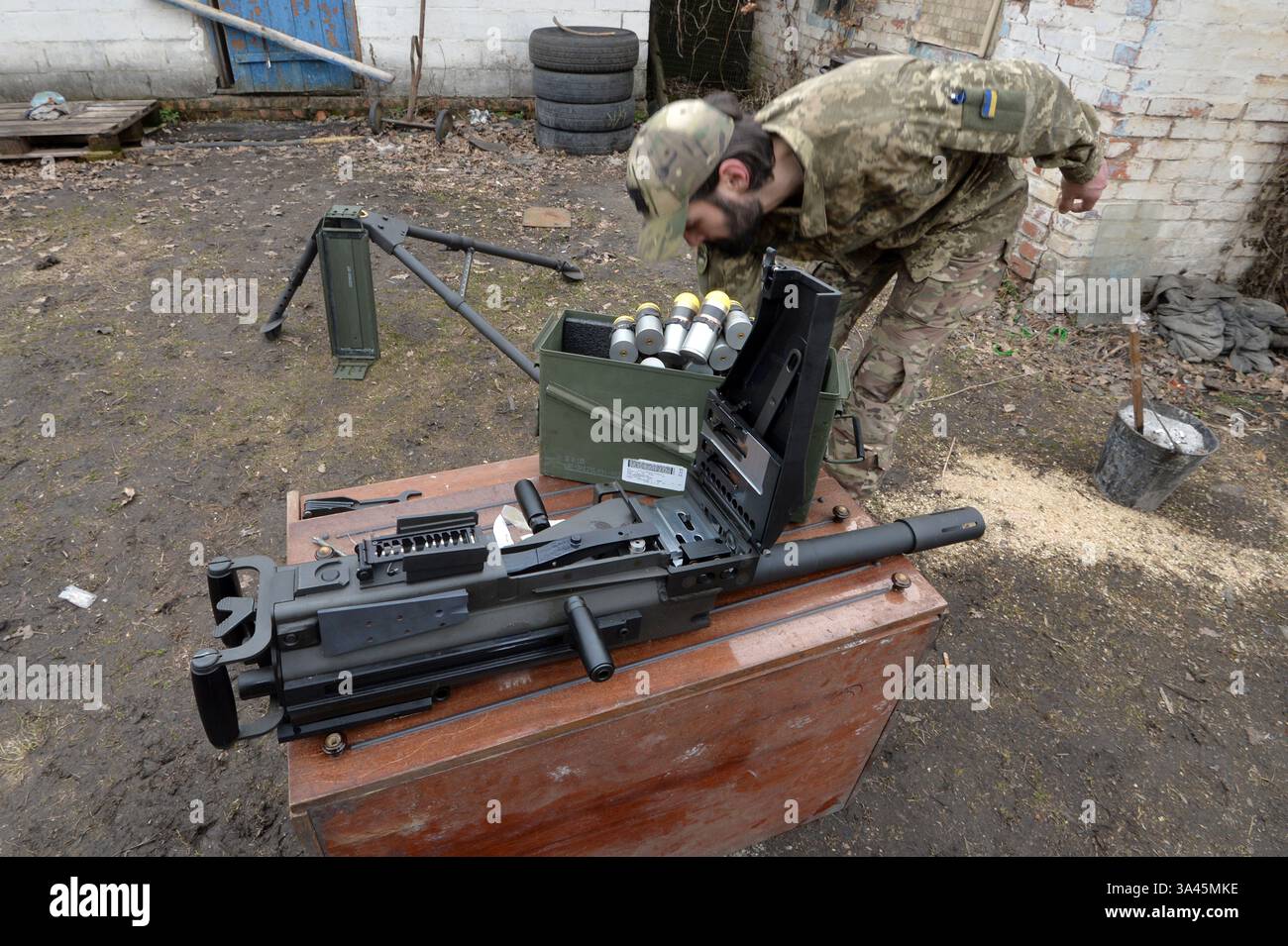 Soldat des 2. Gewehrbataillons der 57. Separaten mechanischen Infanterie-Brigade der Streitkräfte der Ukraine Iwan unterhält am 13. März 2025 einen automatischen MK-19-Granatwerfer in der Region Charkiw, Ukraine (Foto: Oleksandr Klymenko/Ukrinform) Stockfoto