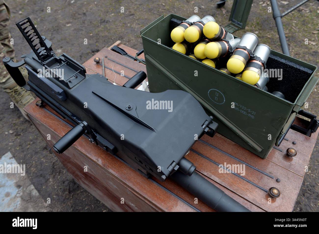 Ein amerikanischer MK-19-Granatwerfer, Region Charkiw, Ukraine, am 13. März 2025 (Foto: Oleksandr Klymenko/Ukrinform) Stockfoto