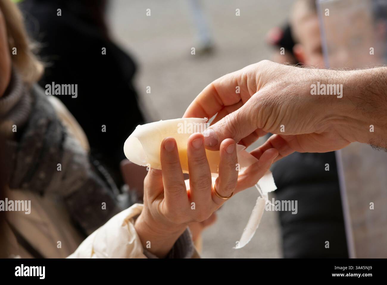 Italien, Lombardei, Lodi, Market, Raspadùra Käse in Scheiben geschnittener junger Parmesan aus der Provinz Lodi Stockfoto