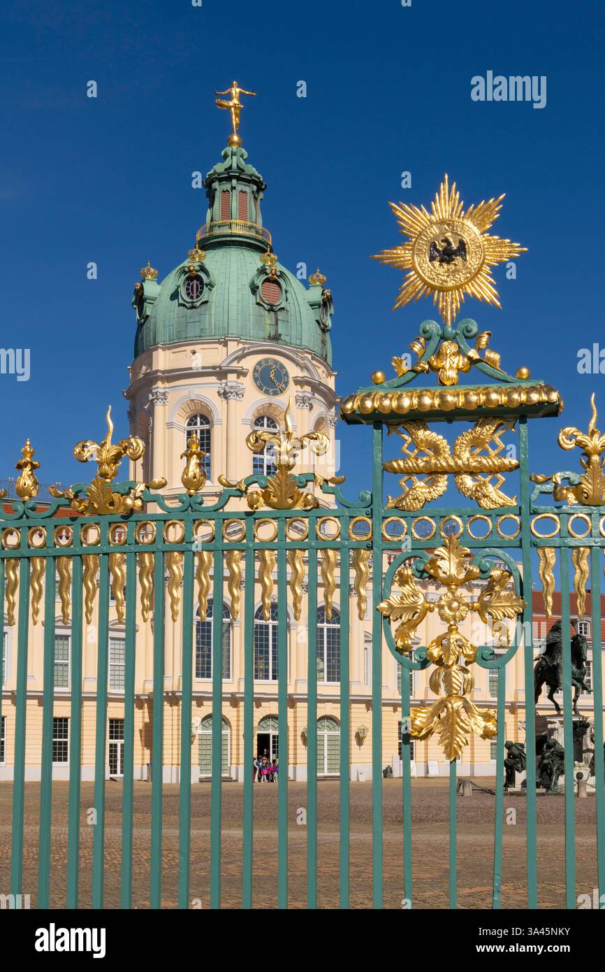 Das Schloss Charlottenburg am Spanndauer Damm in Berlin-Charlottenburg. Das Schloss diente von 1701 bis 1888 als Sommerresidenz der preußischen Könige. Heute beherbergt das Baudenkmal ein Museum. *** Schloss Charlottenburg am Spanndauer Damm in Berlin Charlottenburg das Schloss diente von 1701 bis 1888 als Sommerresidenz der preußischen Könige heute beherbergt das denkmalgeschützte Gebäude ein Museum Stockfoto
