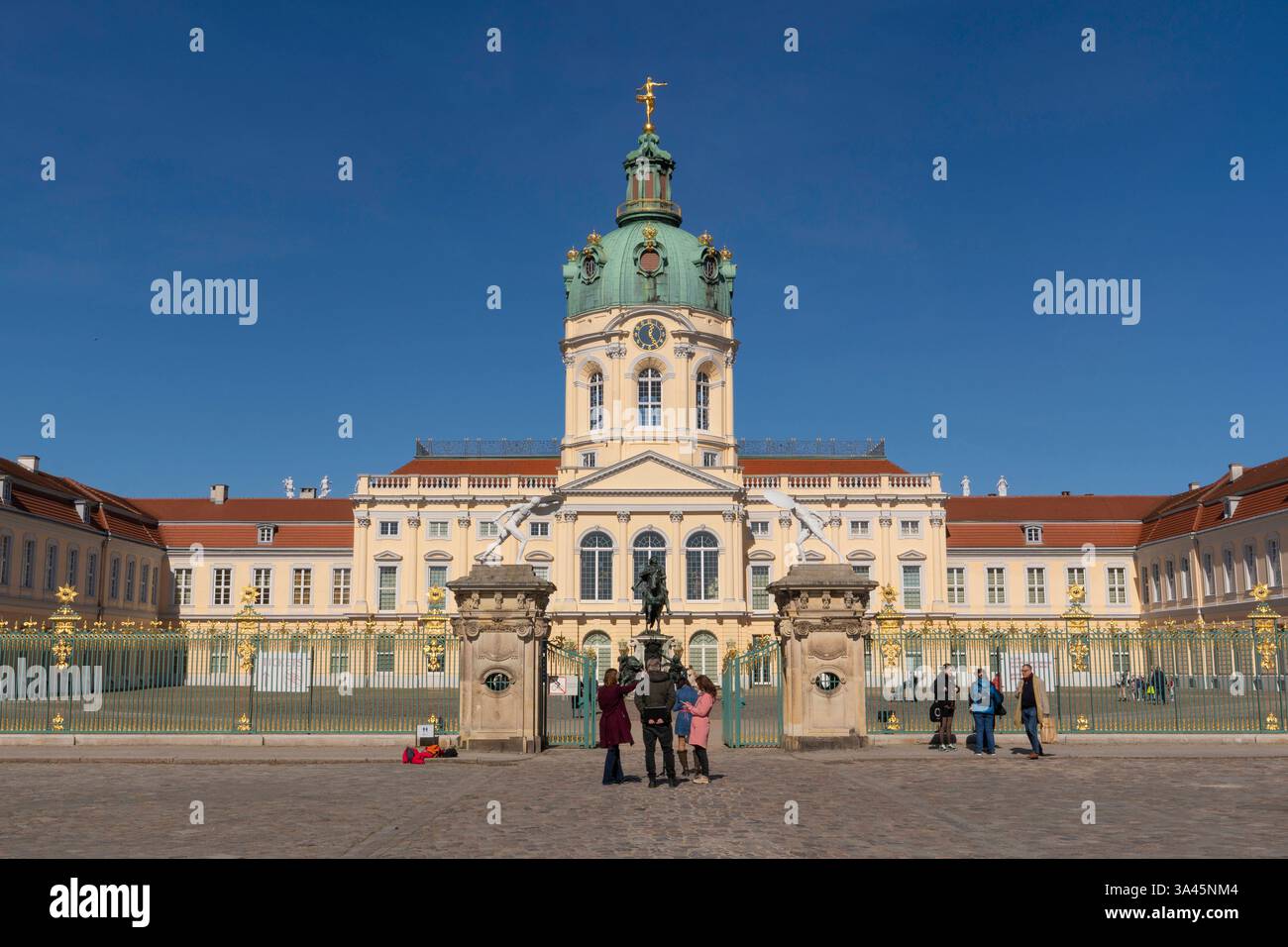Das Schloss Charlottenburg am Spanndauer Damm in Berlin-Charlottenburg. Das Schloss diente von 1701 bis 1888 als Sommerresidenz der preußischen Könige. Heute beherbergt das Baudenkmal ein Museum. *** Schloss Charlottenburg am Spanndauer Damm in Berlin Charlottenburg das Schloss diente von 1701 bis 1888 als Sommerresidenz der preußischen Könige heute beherbergt das denkmalgeschützte Gebäude ein Museum Stockfoto