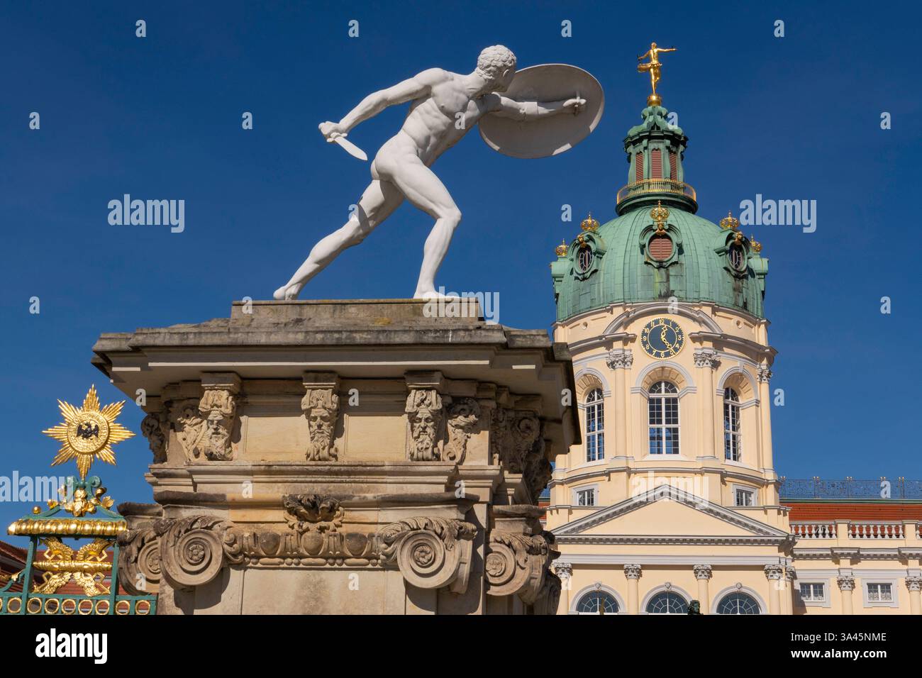 Das Schloss Charlottenburg am Spanndauer Damm in Berlin-Charlottenburg. Das Schloss diente von 1701 bis 1888 als Sommerresidenz der preußischen Könige. Heute beherbergt das Baudenkmal ein Museum. *** Schloss Charlottenburg am Spanndauer Damm in Berlin Charlottenburg das Schloss diente von 1701 bis 1888 als Sommerresidenz der preußischen Könige heute beherbergt das denkmalgeschützte Gebäude ein Museum Stockfoto